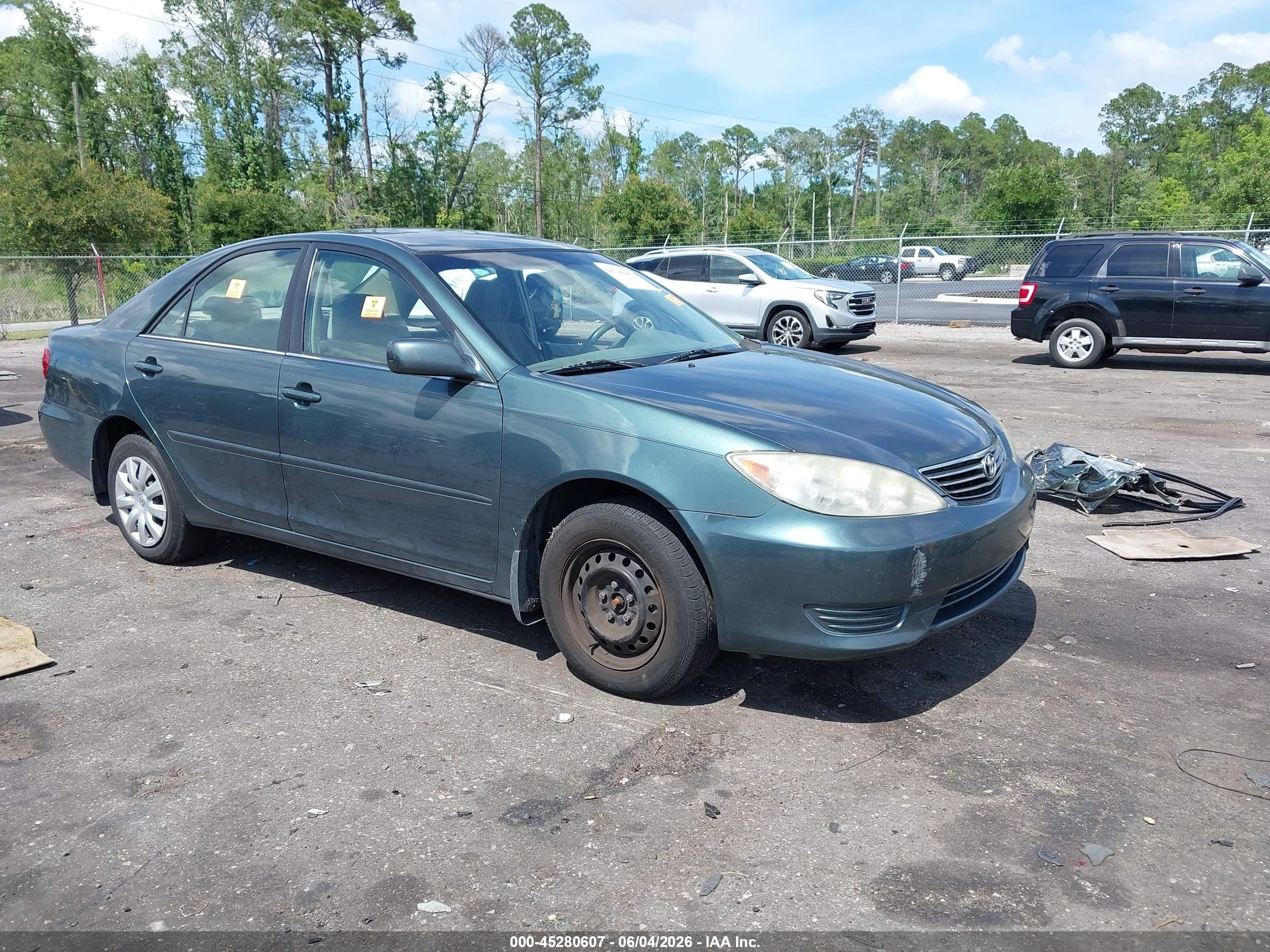 2005 Toyota Camry Le Green vin: 4T1BE32KX5U077559