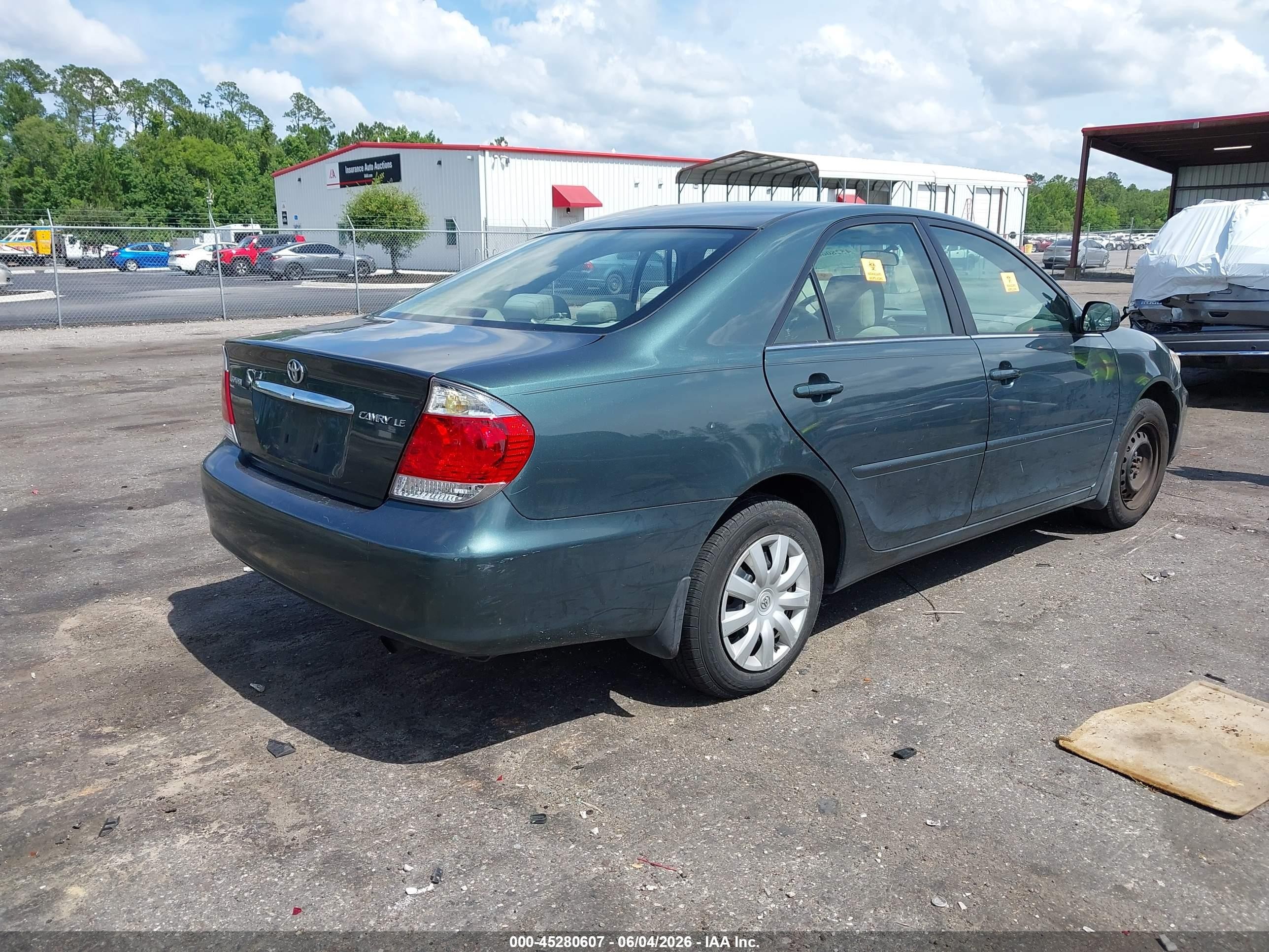 2005 Toyota Camry Le Green vin: 4T1BE32KX5U077559