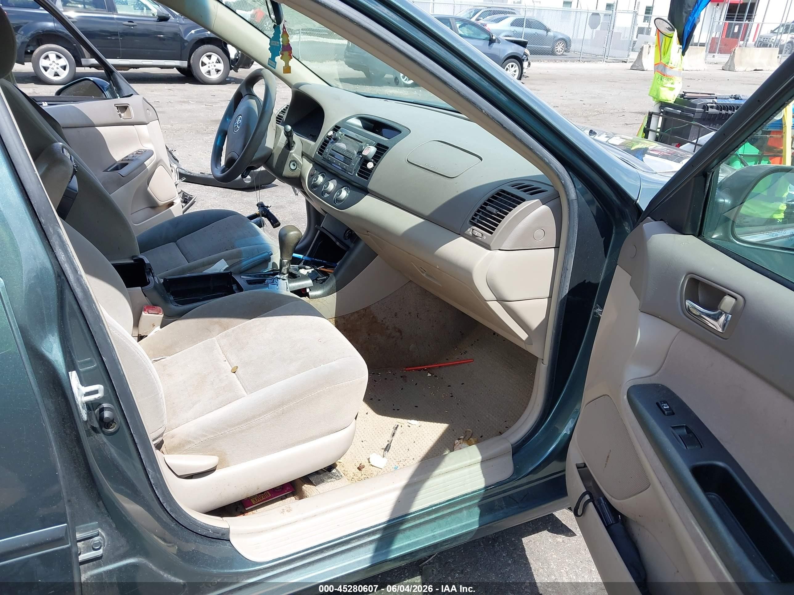 2005 Toyota Camry Le Green vin: 4T1BE32KX5U077559