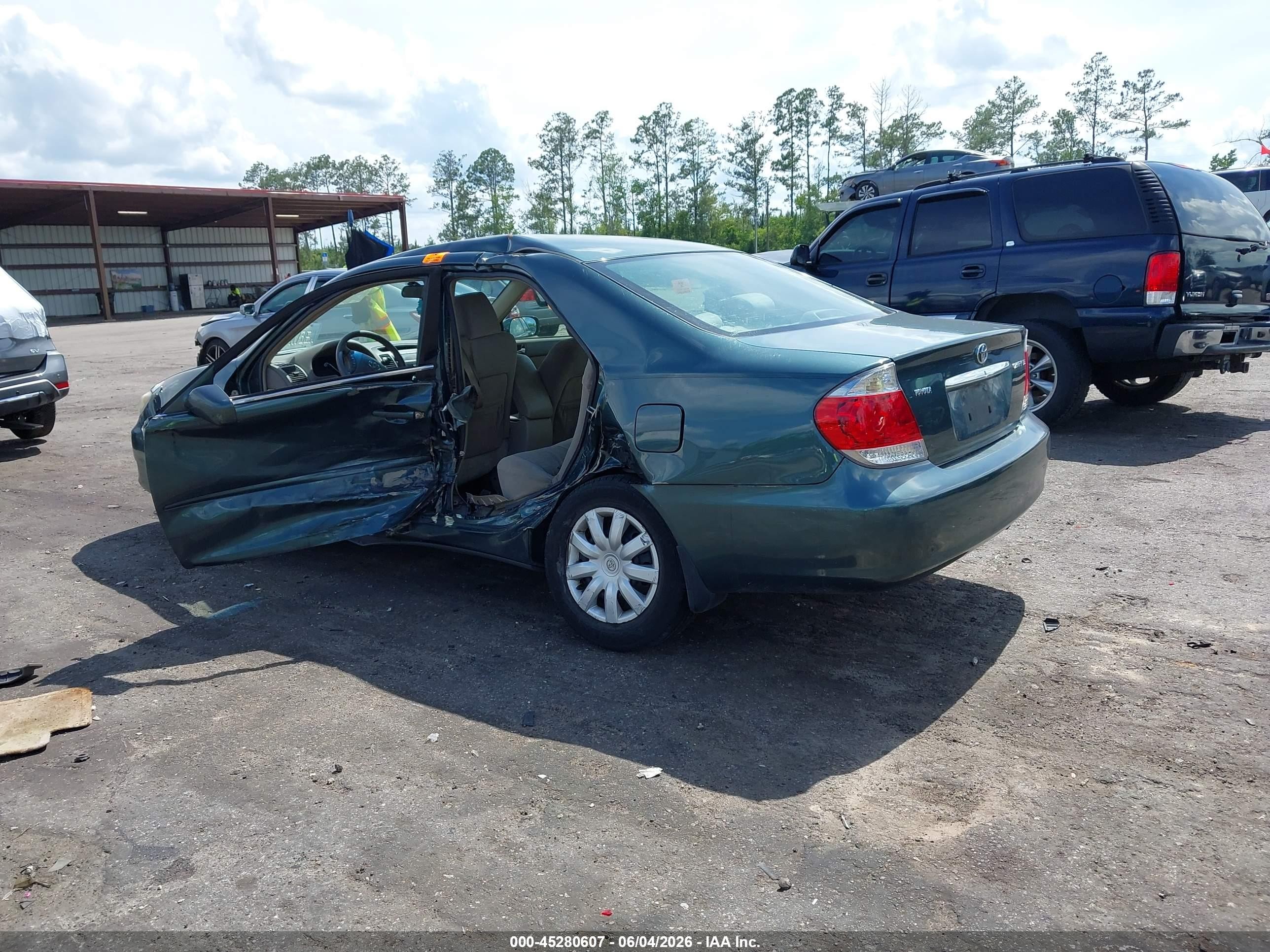 2005 Toyota Camry Le Green vin: 4T1BE32KX5U077559