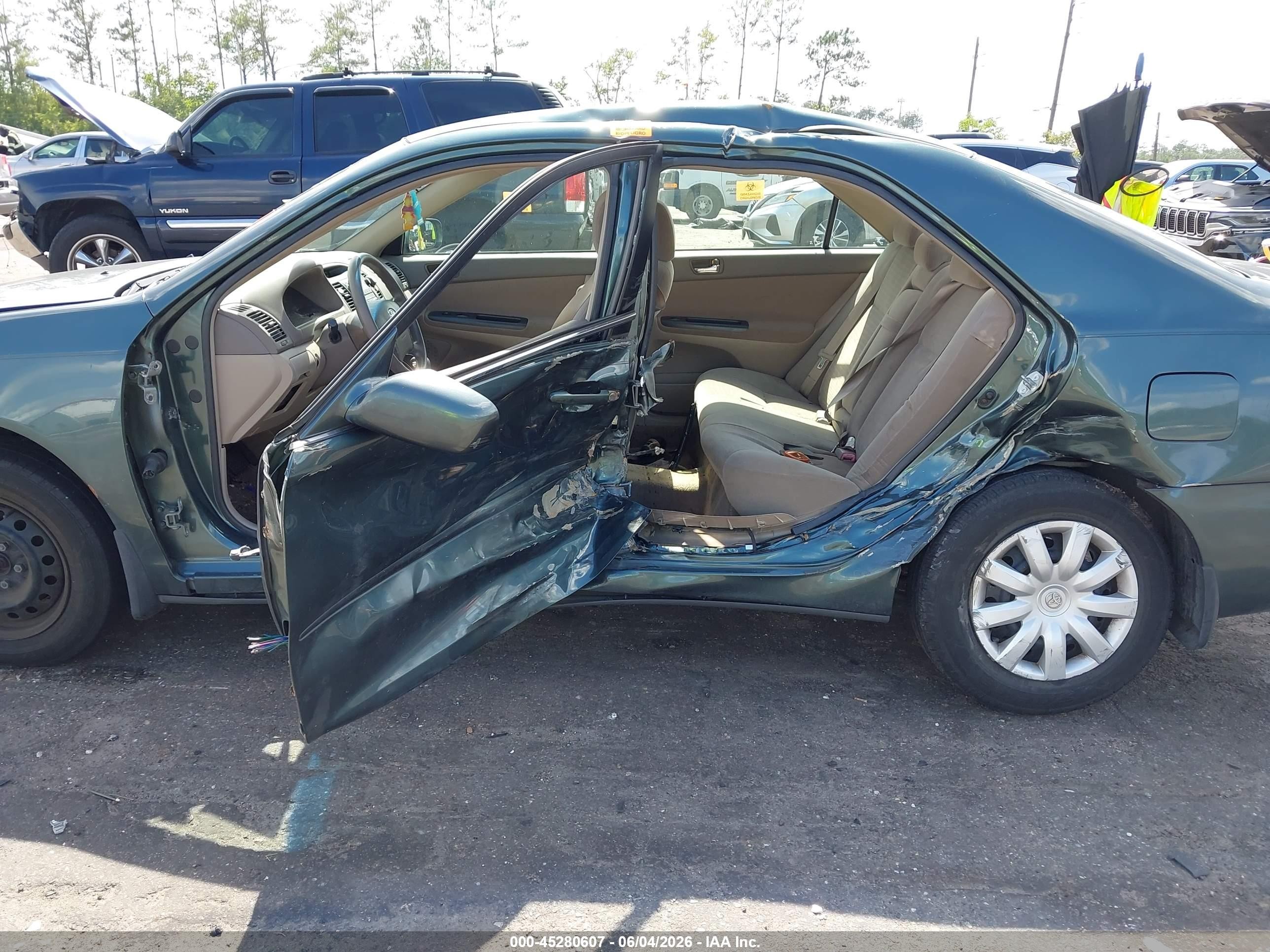 2005 Toyota Camry Le Green vin: 4T1BE32KX5U077559