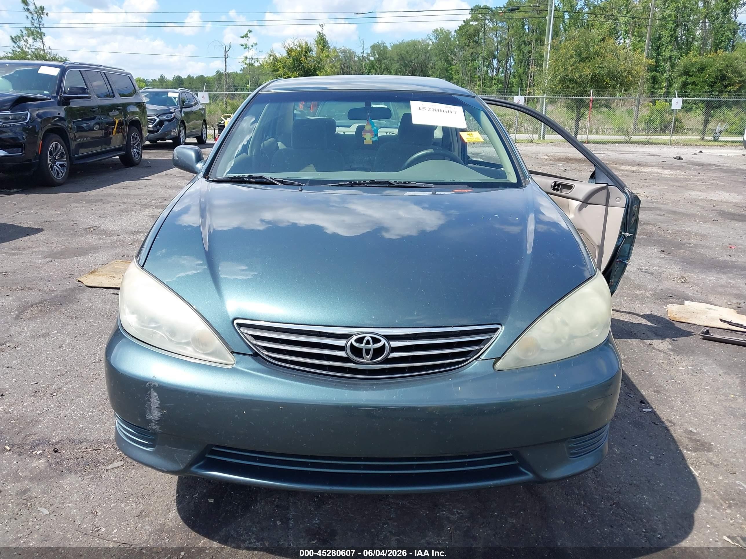 2005 Toyota Camry Le Green vin: 4T1BE32KX5U077559