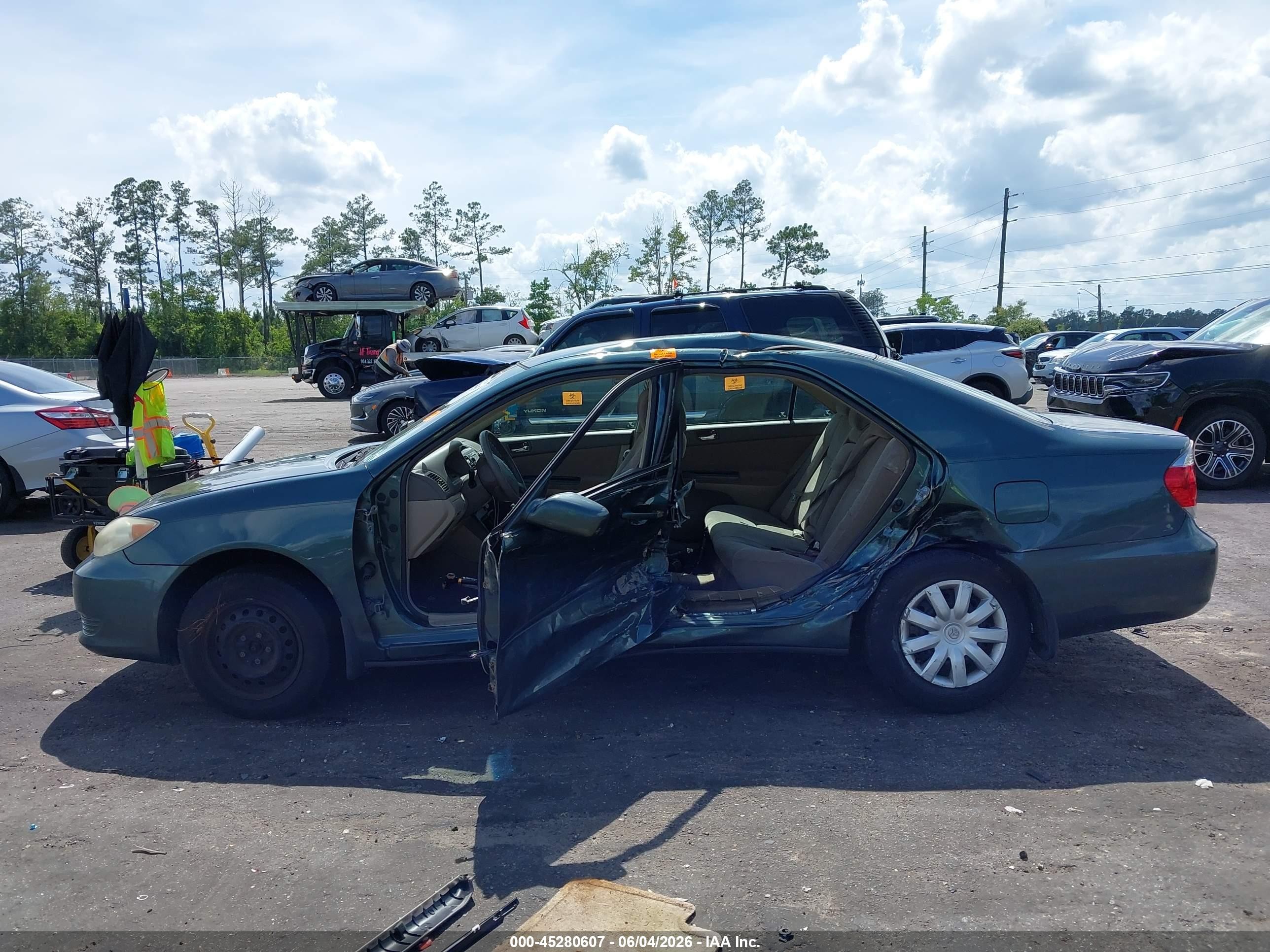 2005 Toyota Camry Le Green vin: 4T1BE32KX5U077559