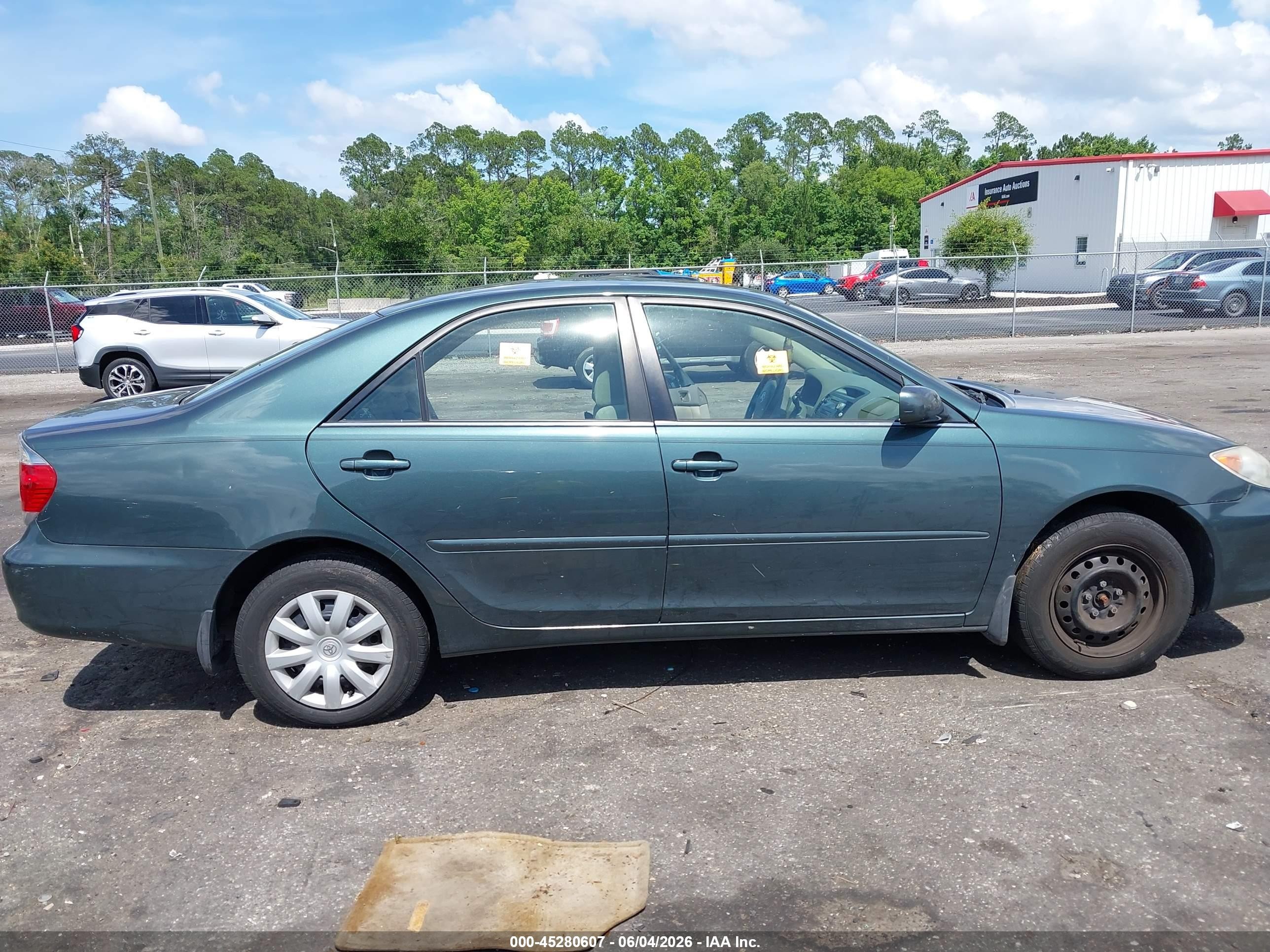 2005 Toyota Camry Le Green vin: 4T1BE32KX5U077559