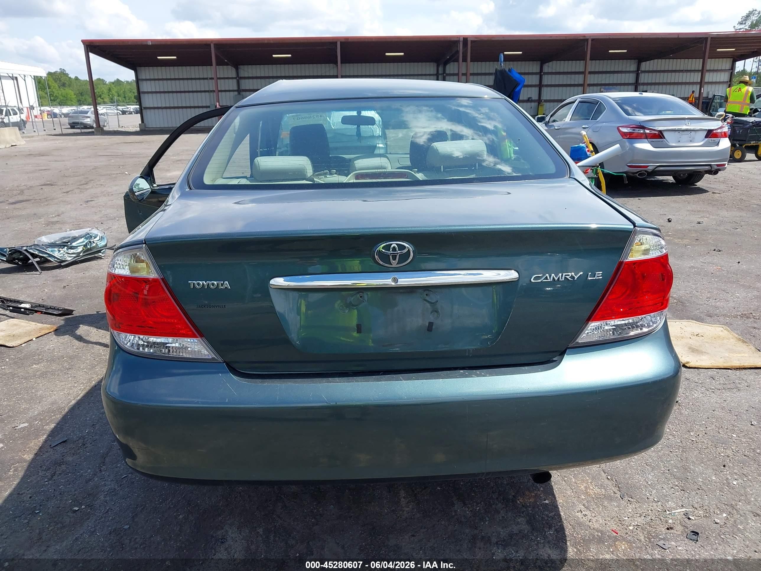 2005 Toyota Camry Le Green vin: 4T1BE32KX5U077559