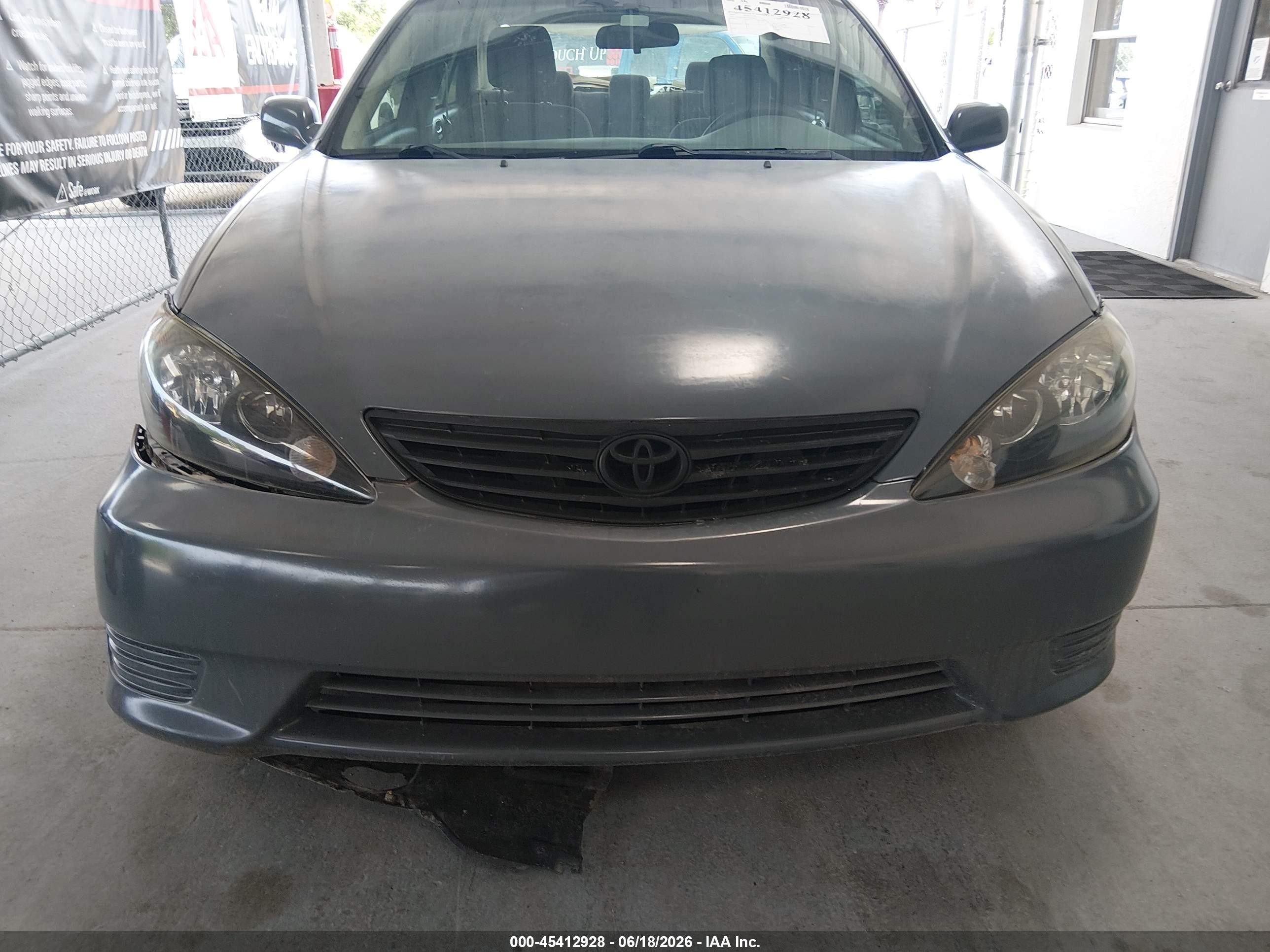 2005 Toyota Camry Le Green vin: 4T1BE32KX5U095673