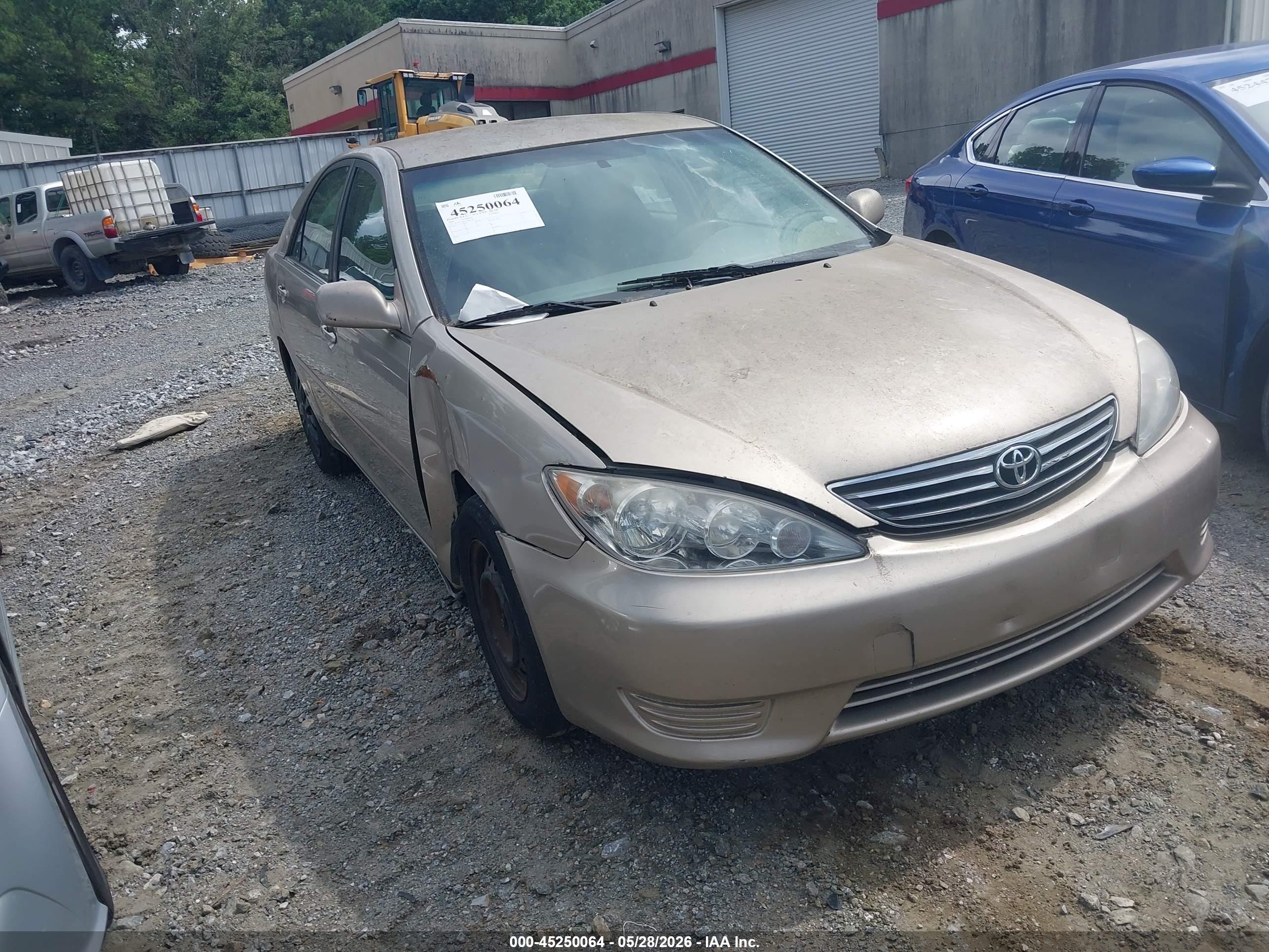 2005 Toyota Camry Le Gold vin: 4T1BE32KX5U403781