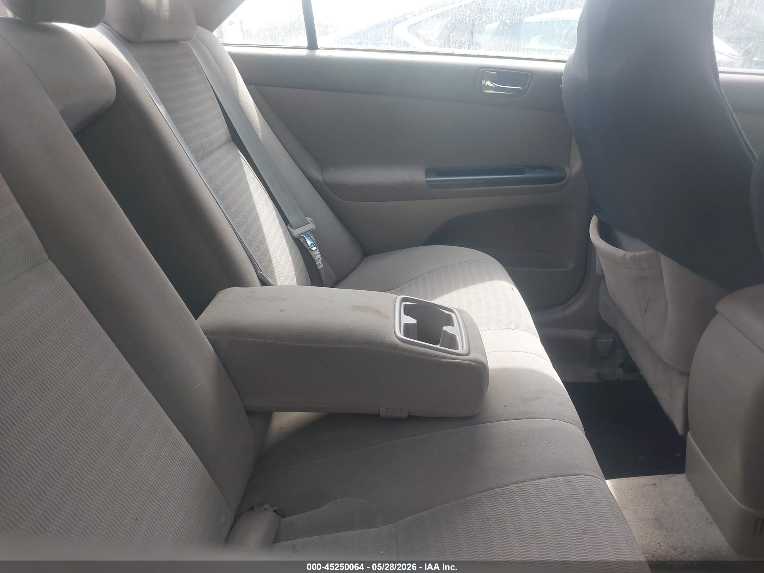2005 Toyota Camry Le Gold vin: 4T1BE32KX5U403781