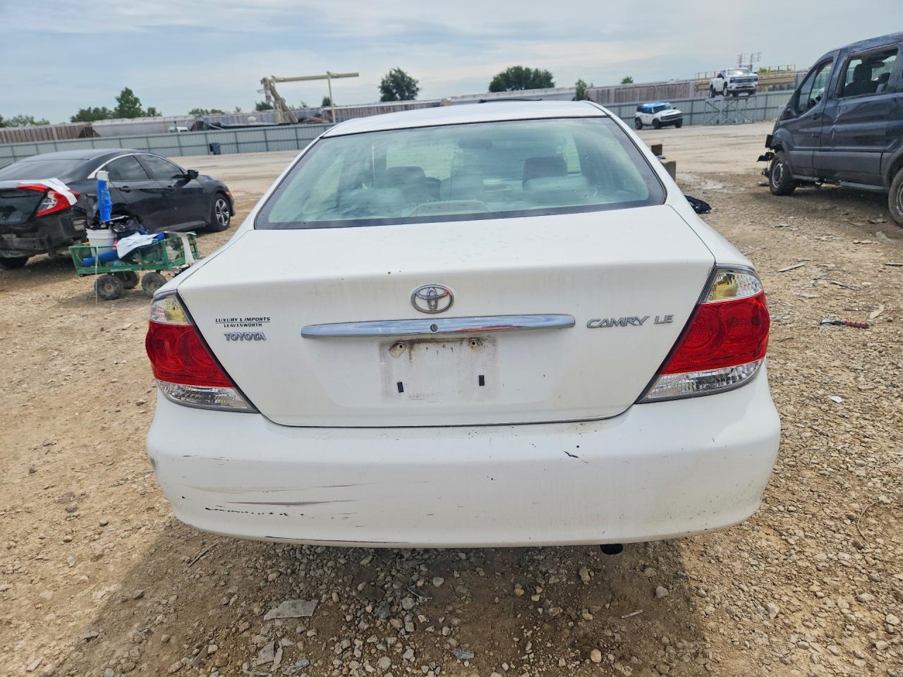 2005 Toyota Camry Le White vin: 4T1BE32KX5U565359