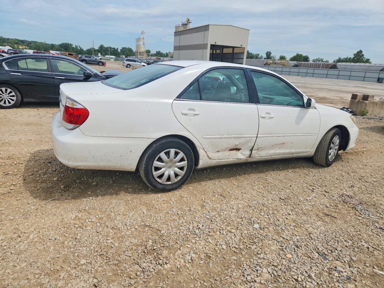2005 Toyota Camry Le White vin: 4T1BE32KX5U565359