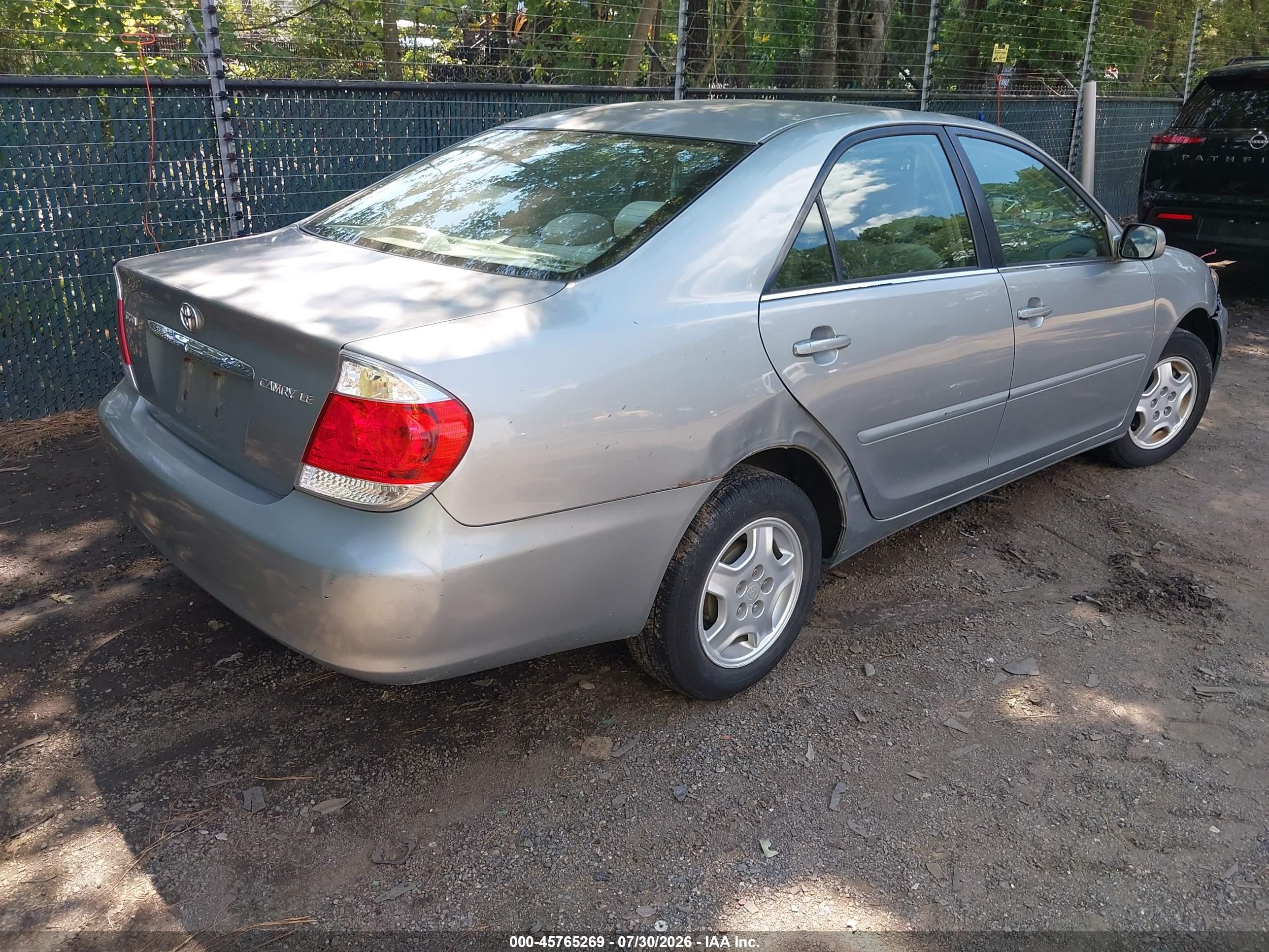 2005 Toyota Camry Le Silver vin: 4T1BE32KX5U576104
