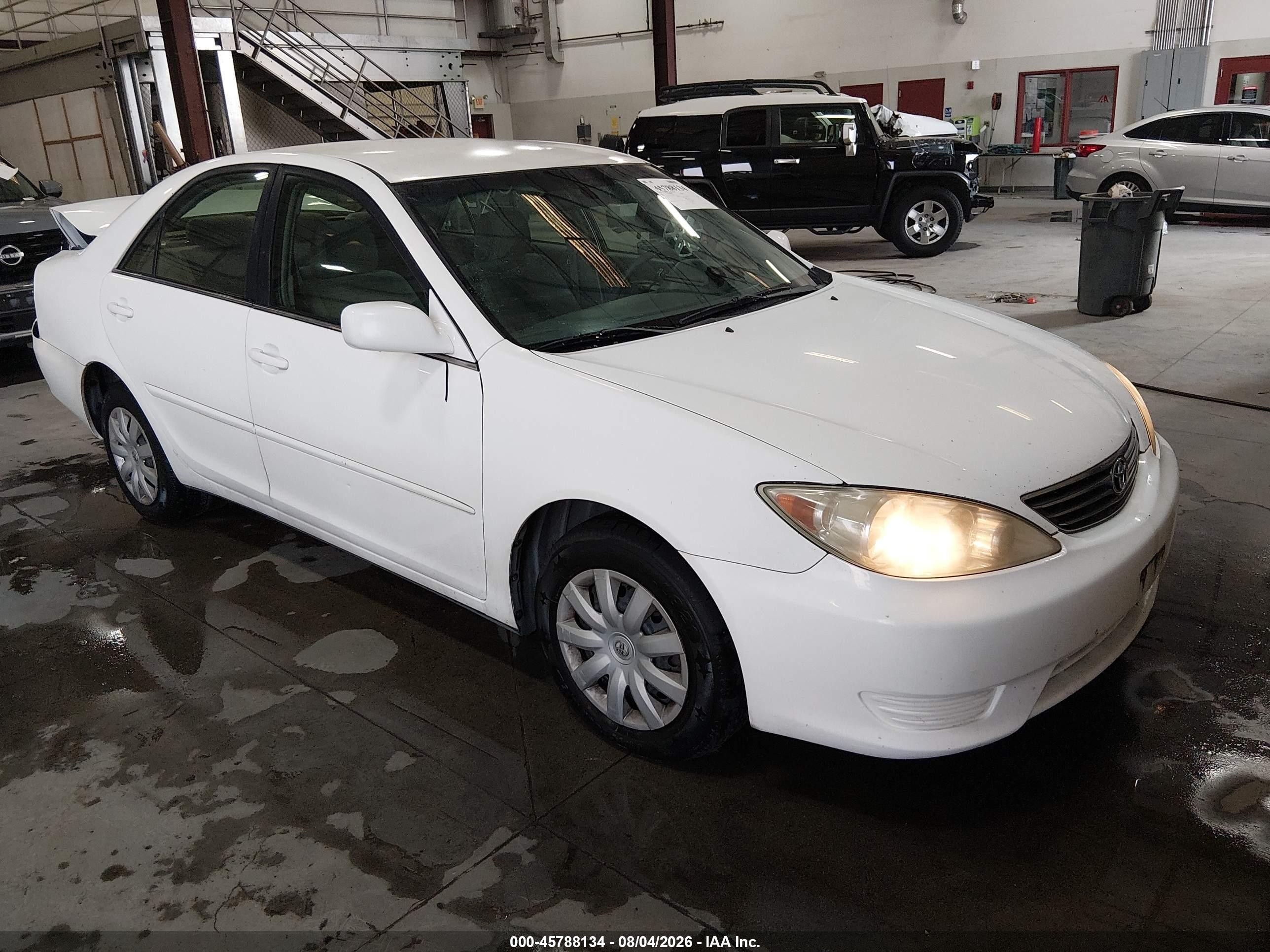 2005 Toyota Camry Le White vin: 4T1BE32KX5U606203