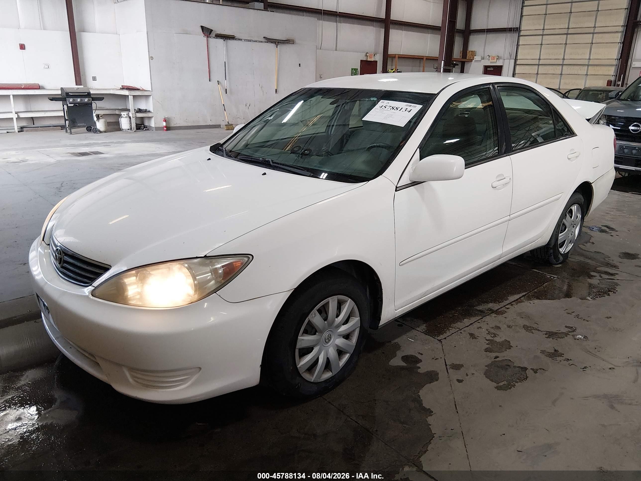 2005 Toyota Camry Le White vin: 4T1BE32KX5U606203