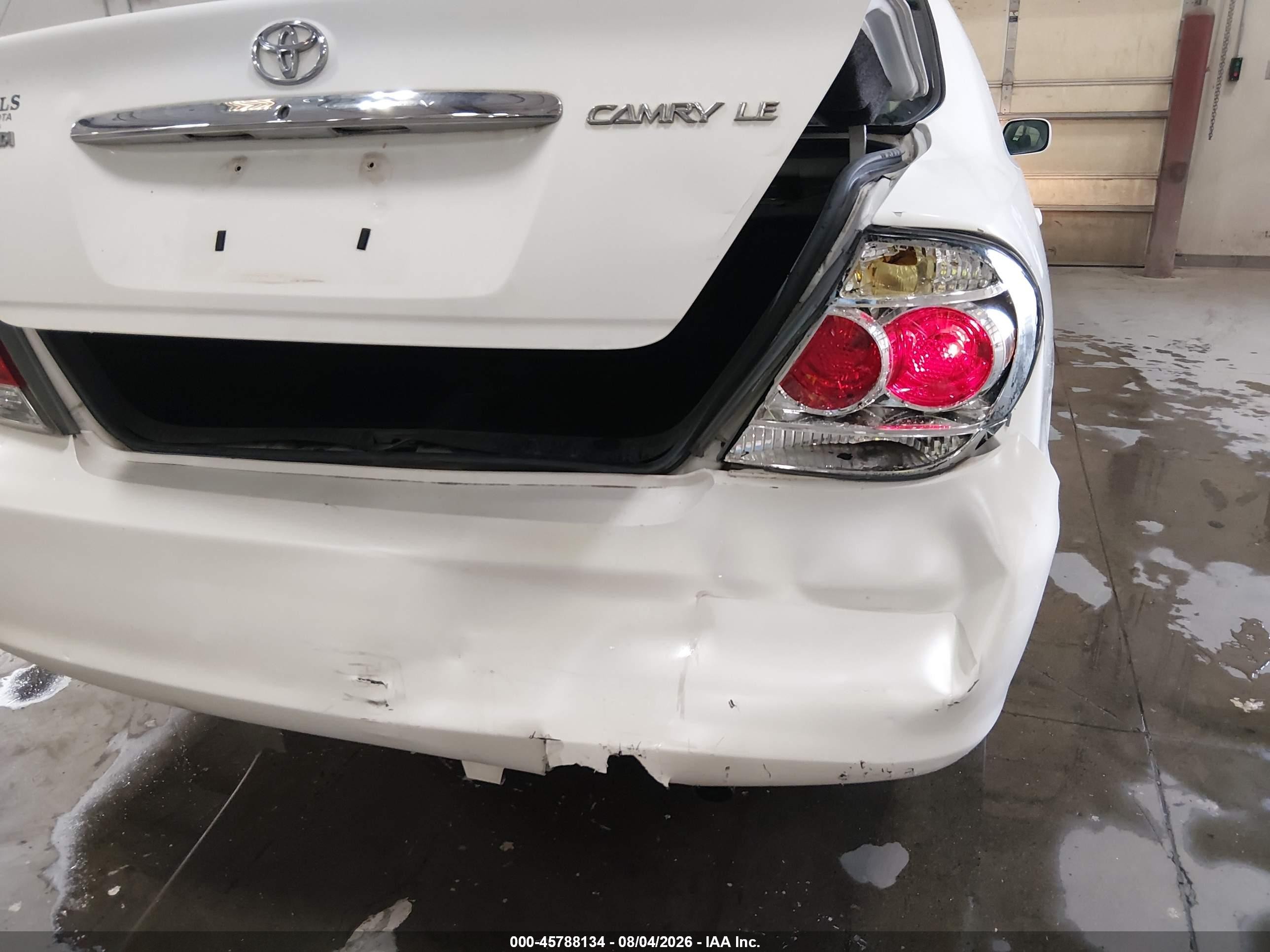 2005 Toyota Camry Le White vin: 4T1BE32KX5U606203