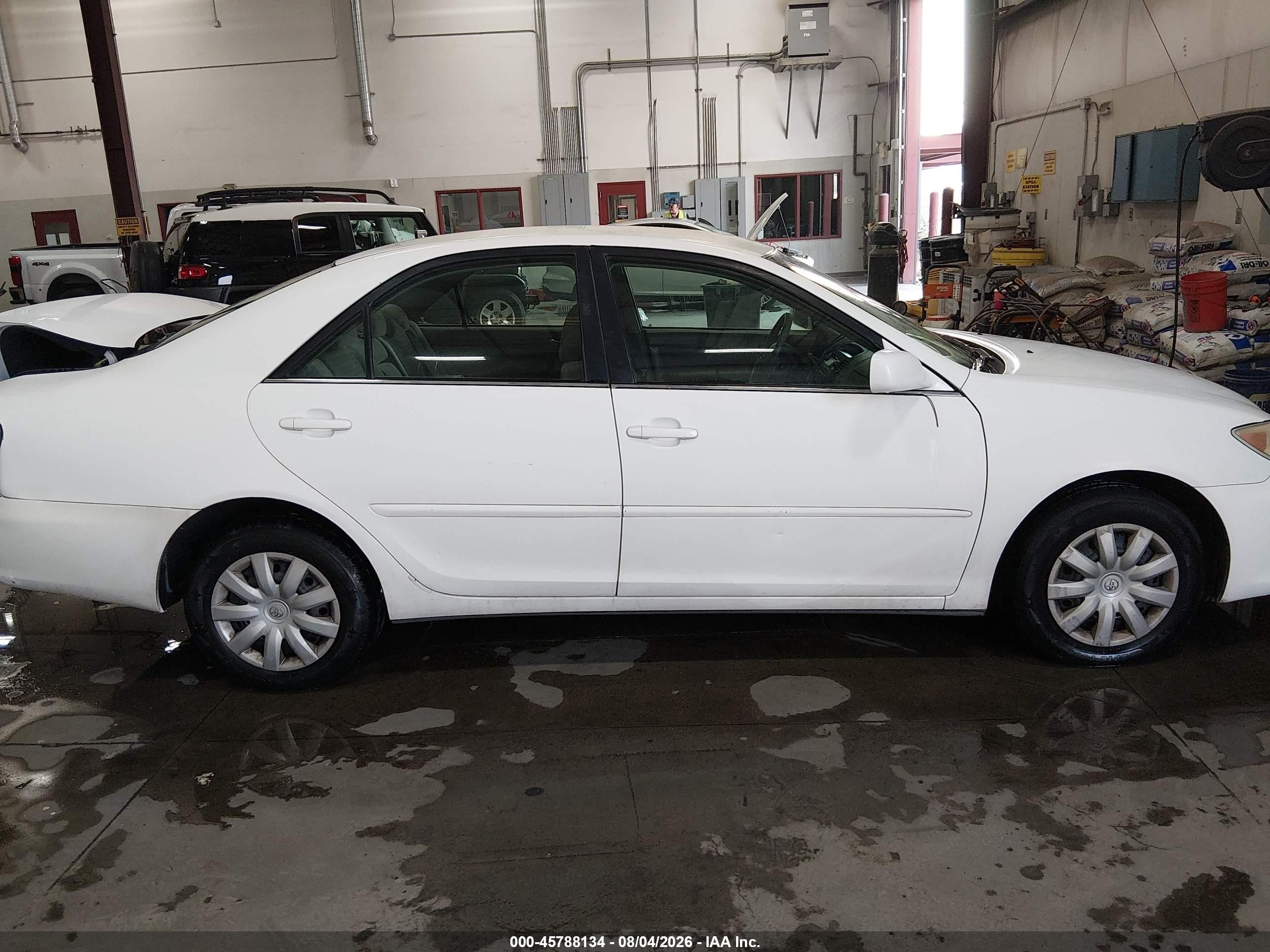 2005 Toyota Camry Le White vin: 4T1BE32KX5U606203