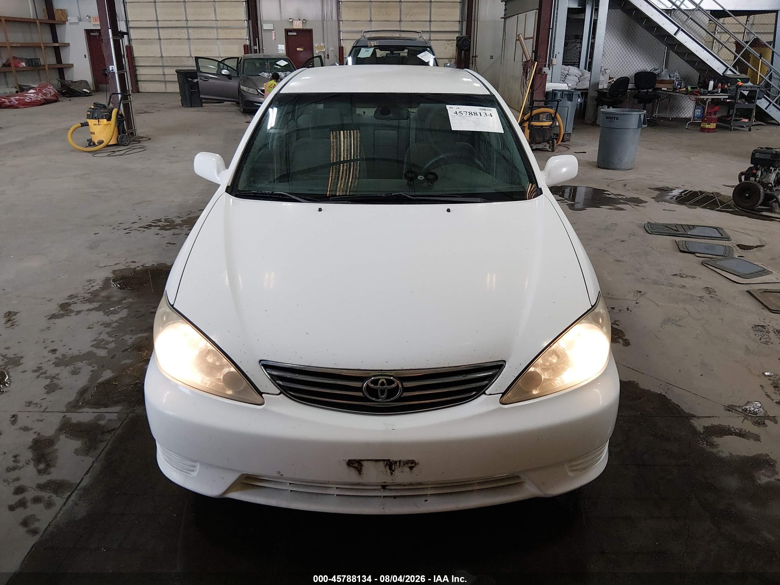 2005 Toyota Camry Le White vin: 4T1BE32KX5U606203