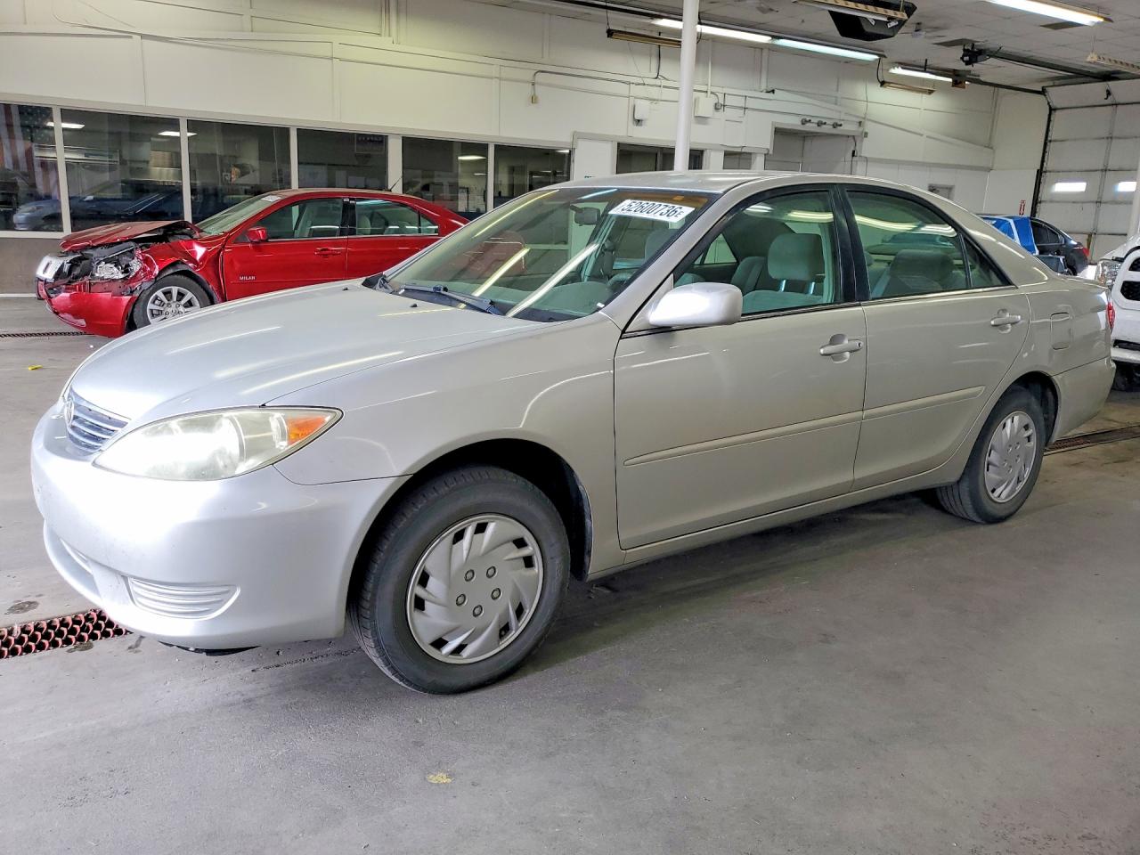2005 Toyt Camry Silver vin: 4T1BE32KX5U948198