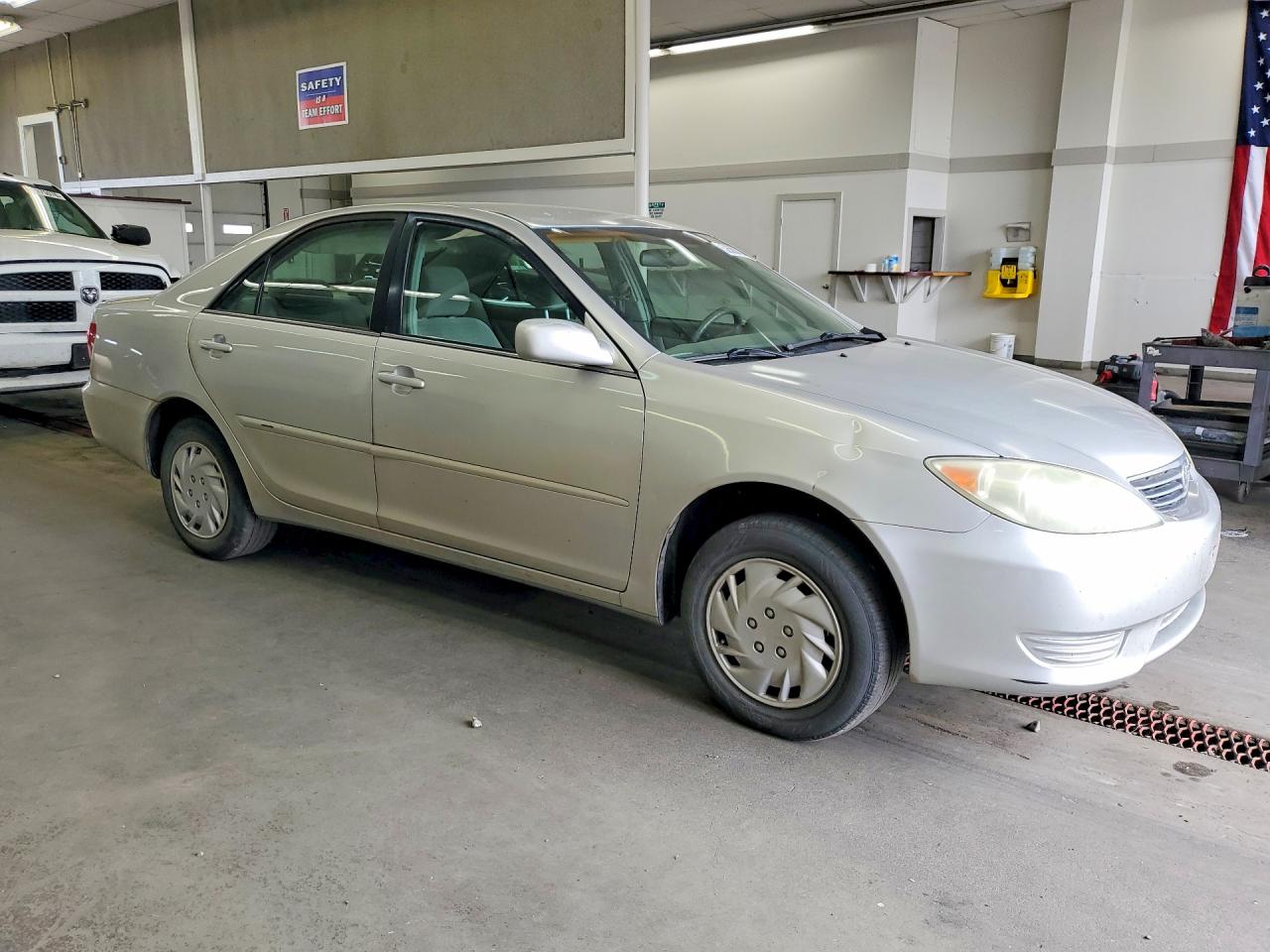 2005 Toyt Camry Silver vin: 4T1BE32KX5U948198