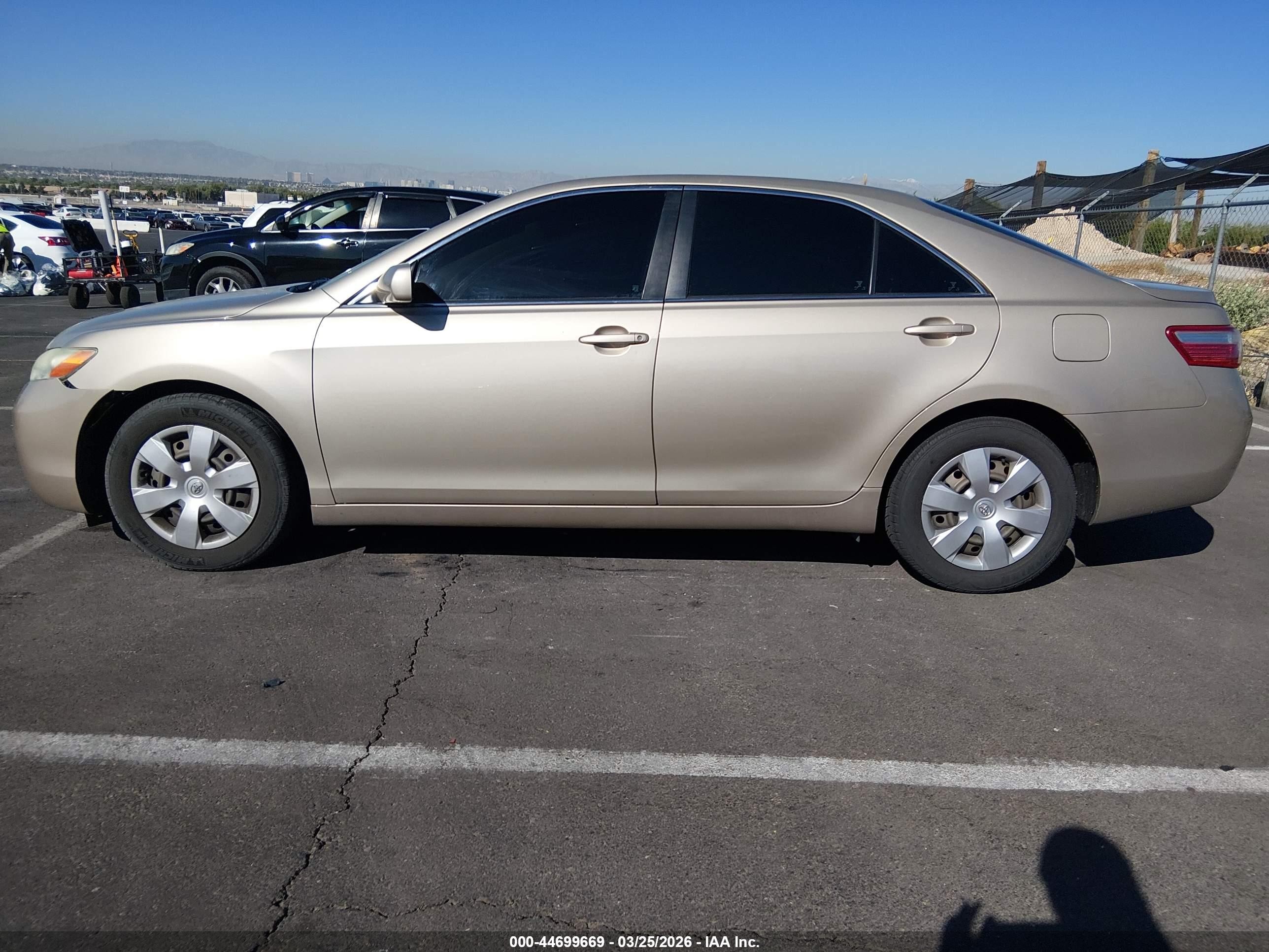 2007 Toyota Camry Le Gold vin: 4T1BE46K07U025201