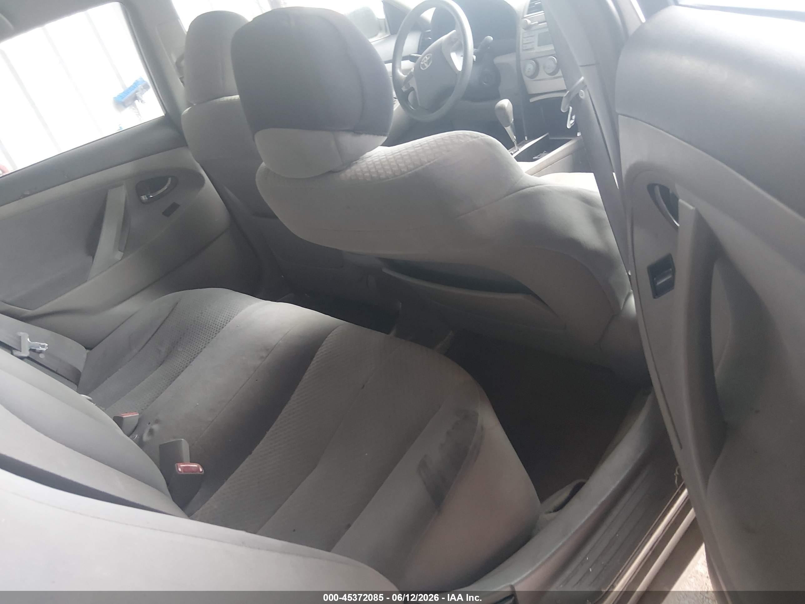 2009 Toyota Camry Le Silver vin: 4T1BE46K09U365855