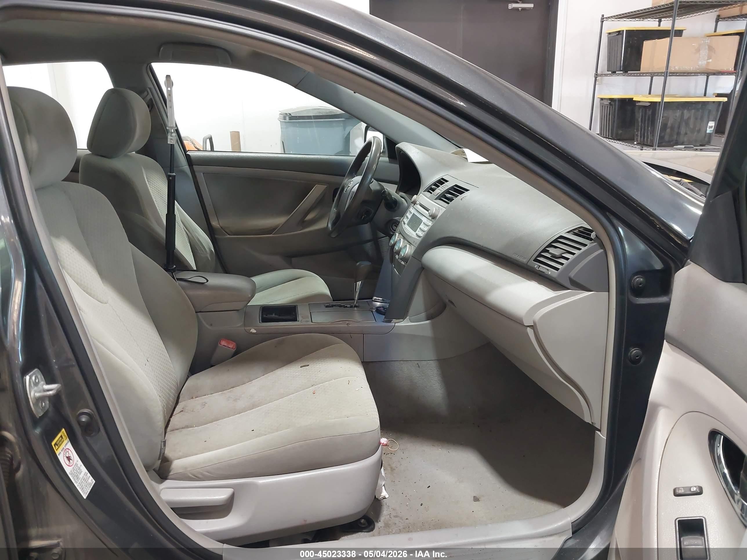 2009 Toyota Camry Le Gray vin: 4T1BE46K09U820428