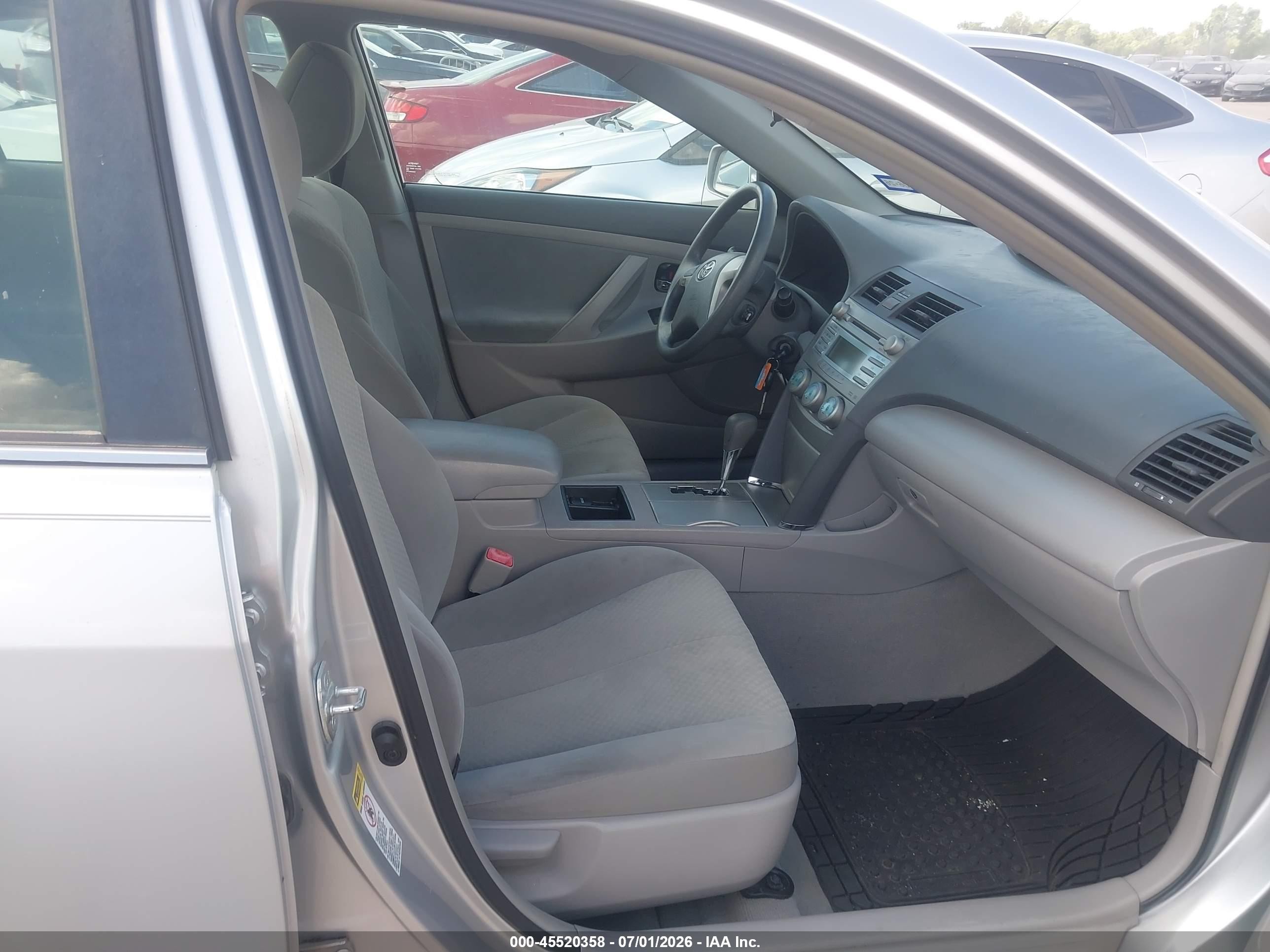 2009 Toyota Camry Le Silver vin: 4T1BE46K09U840856