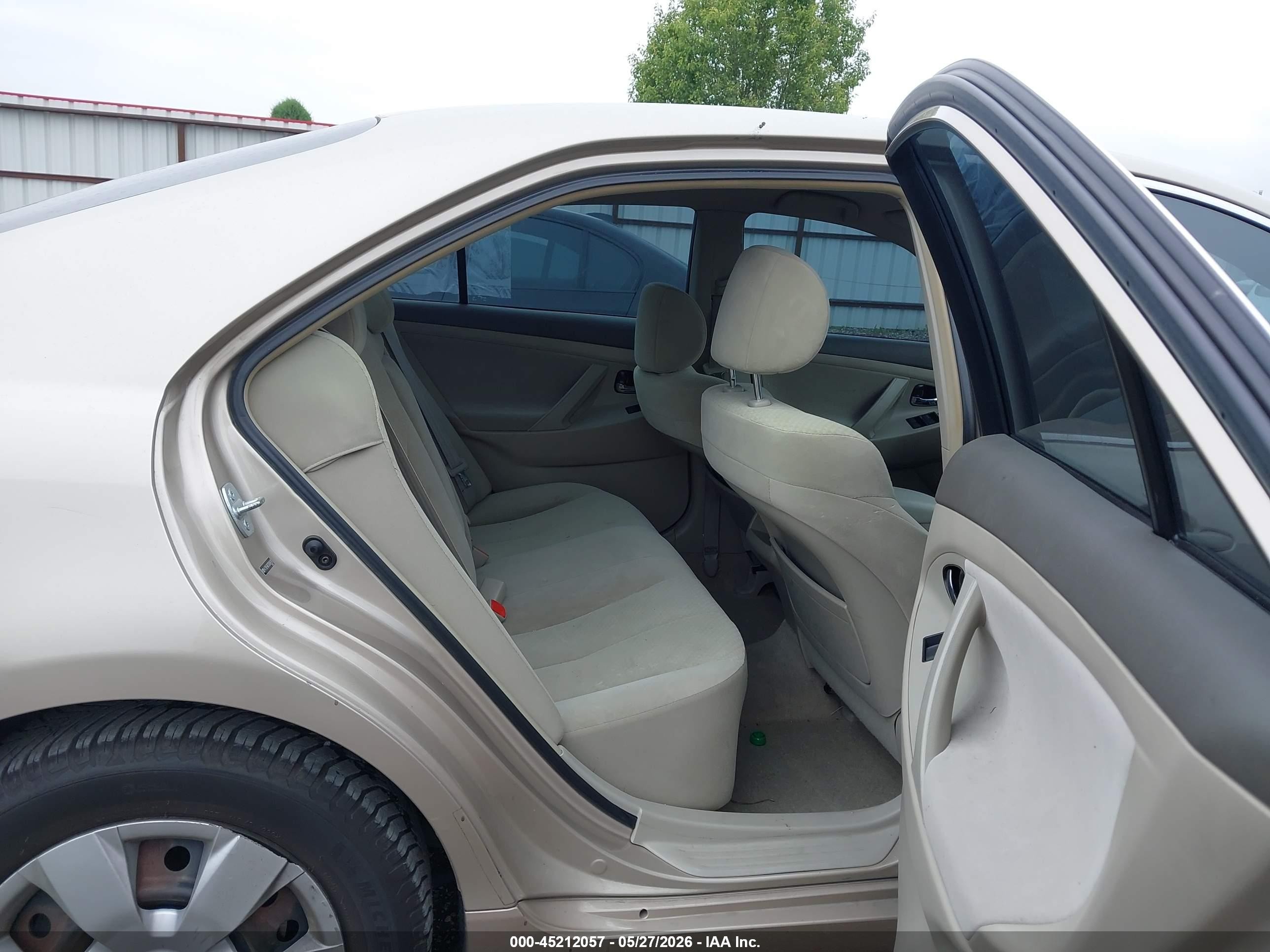 2007 Toyota Camry Le Gold vin: 4T1BE46K17U040418