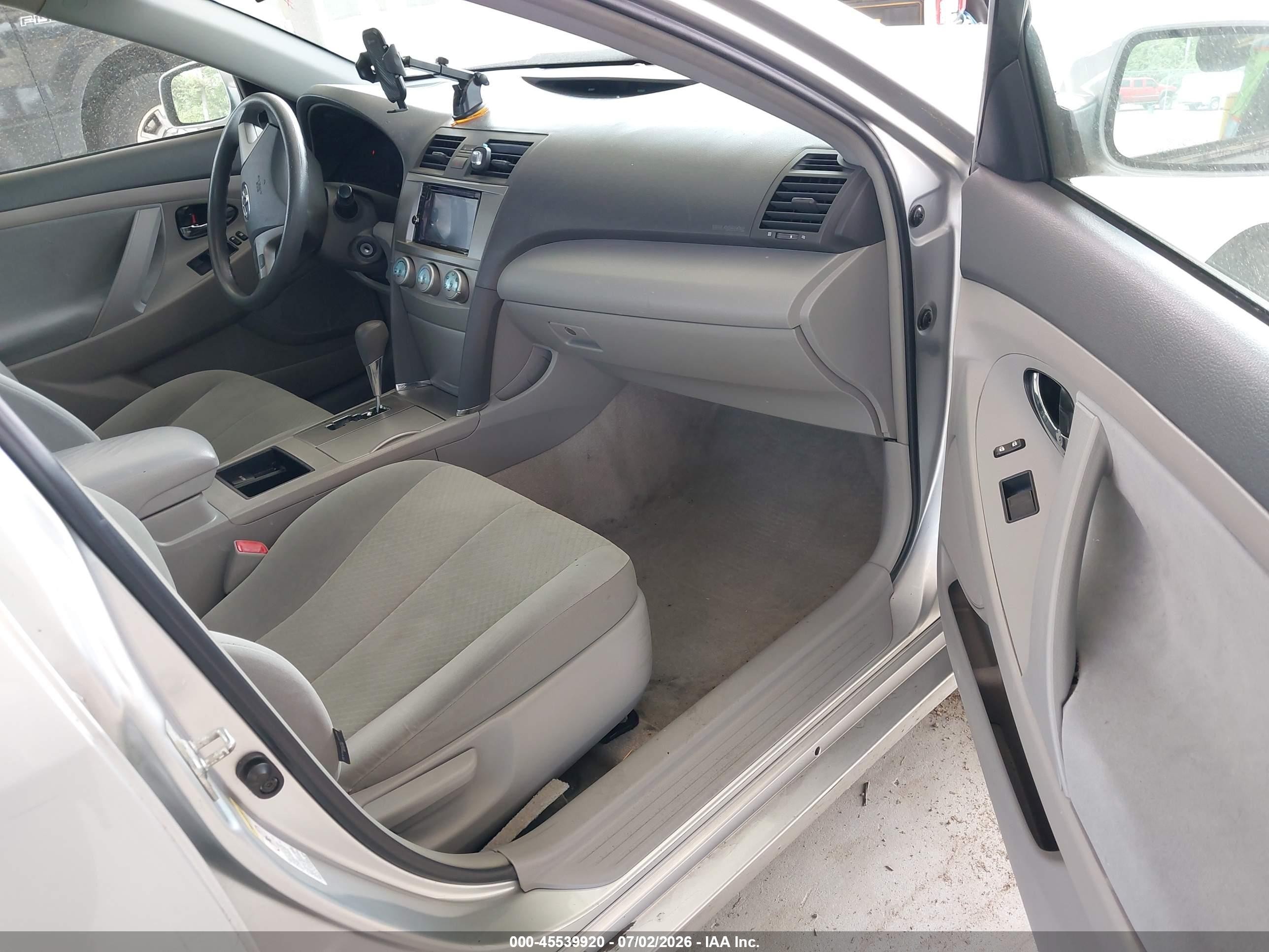 2009 Toyota Camry Le Silver vin: 4T1BE46K19U401360