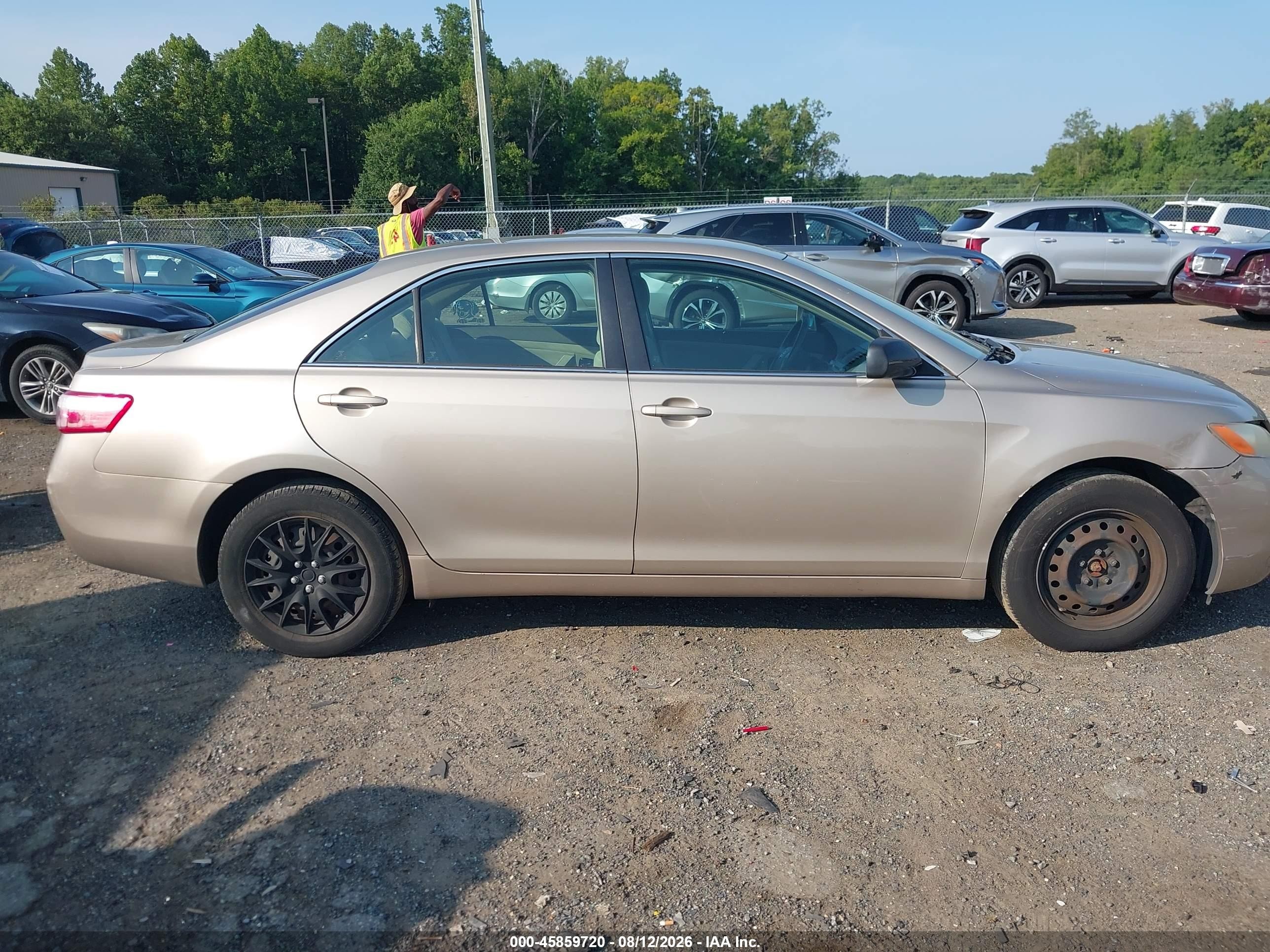 2007 Toyota Camry Le Gold vin: 4T1BE46K27U141497
