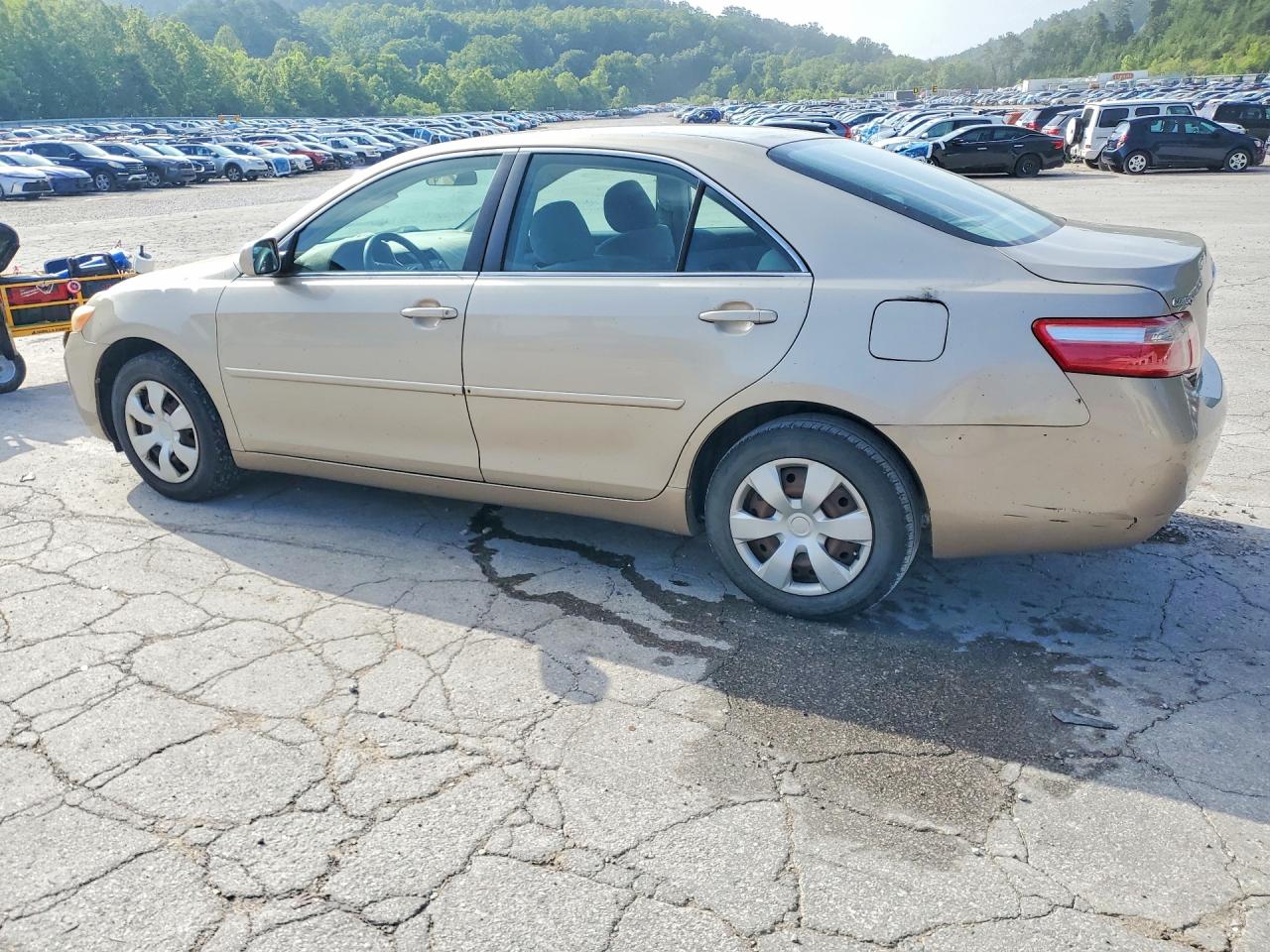 2008 Toyota Camry Le Gold vin: 4T1BE46K28U770467