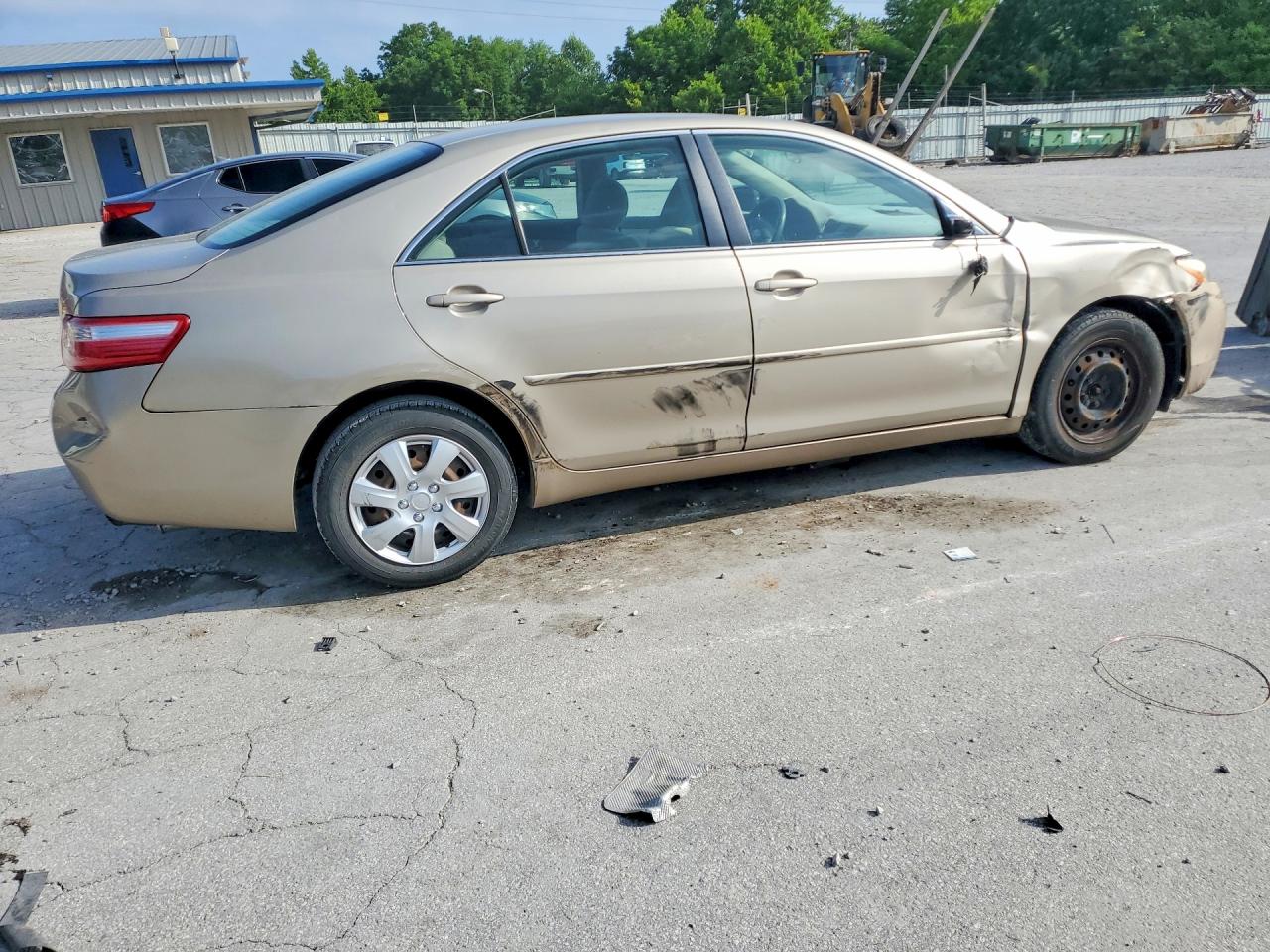 2008 Toyota Camry Le Gold vin: 4T1BE46K28U770467