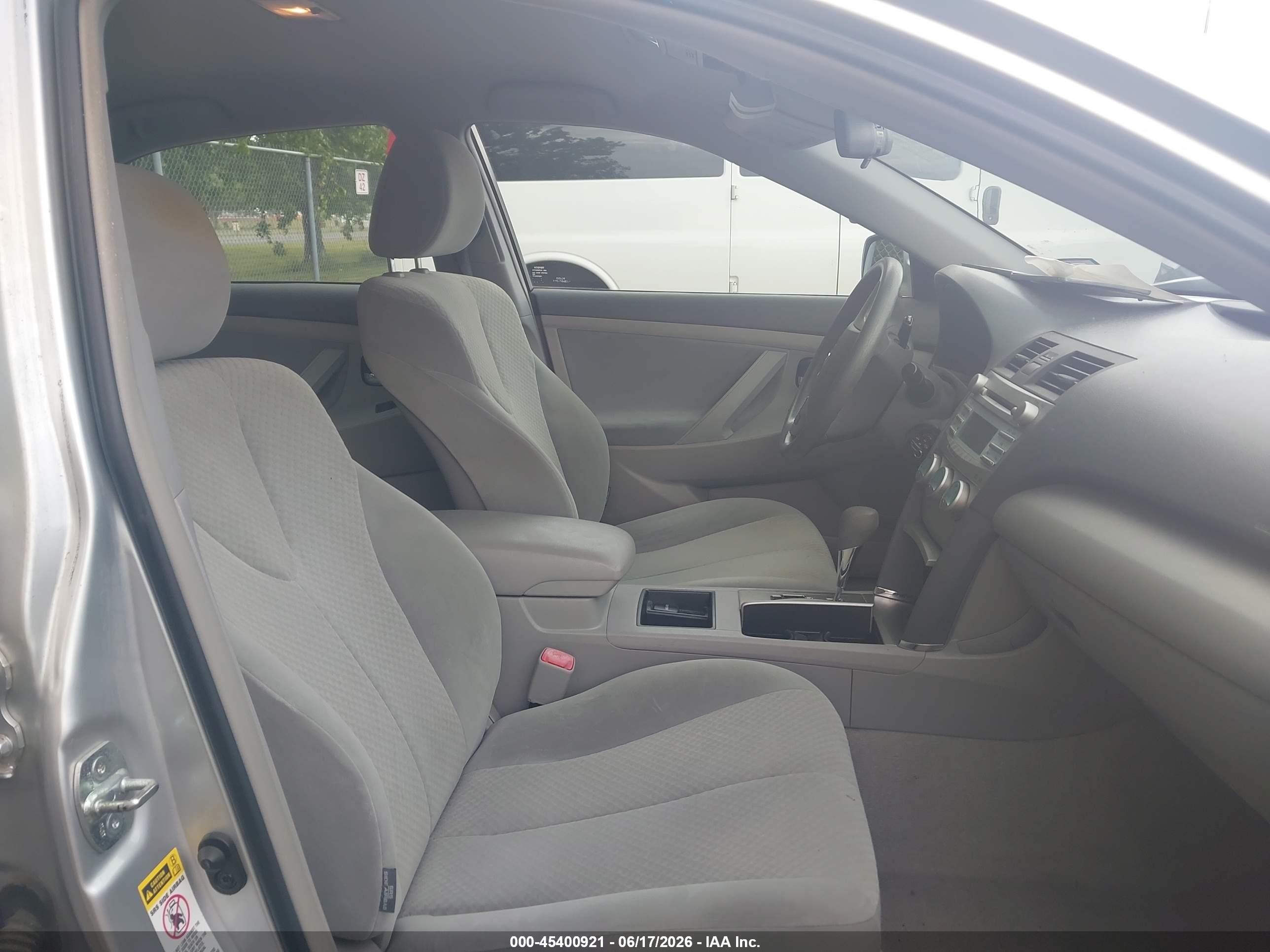 2009 Toyota Camry Le Silver vin: 4T1BE46K29U404462