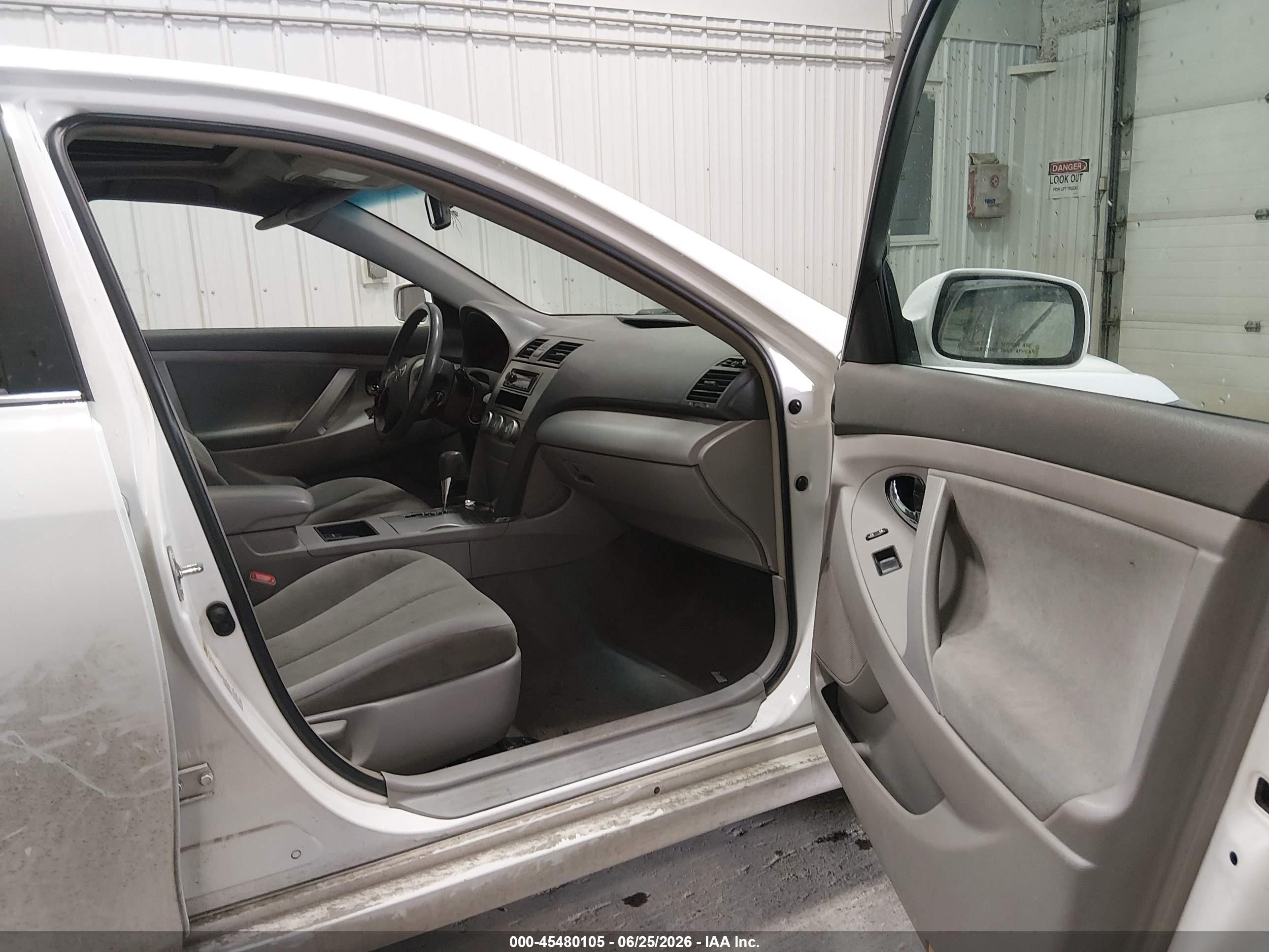 2009 Toyota Camry Le White vin: 4T1BE46K29U811486