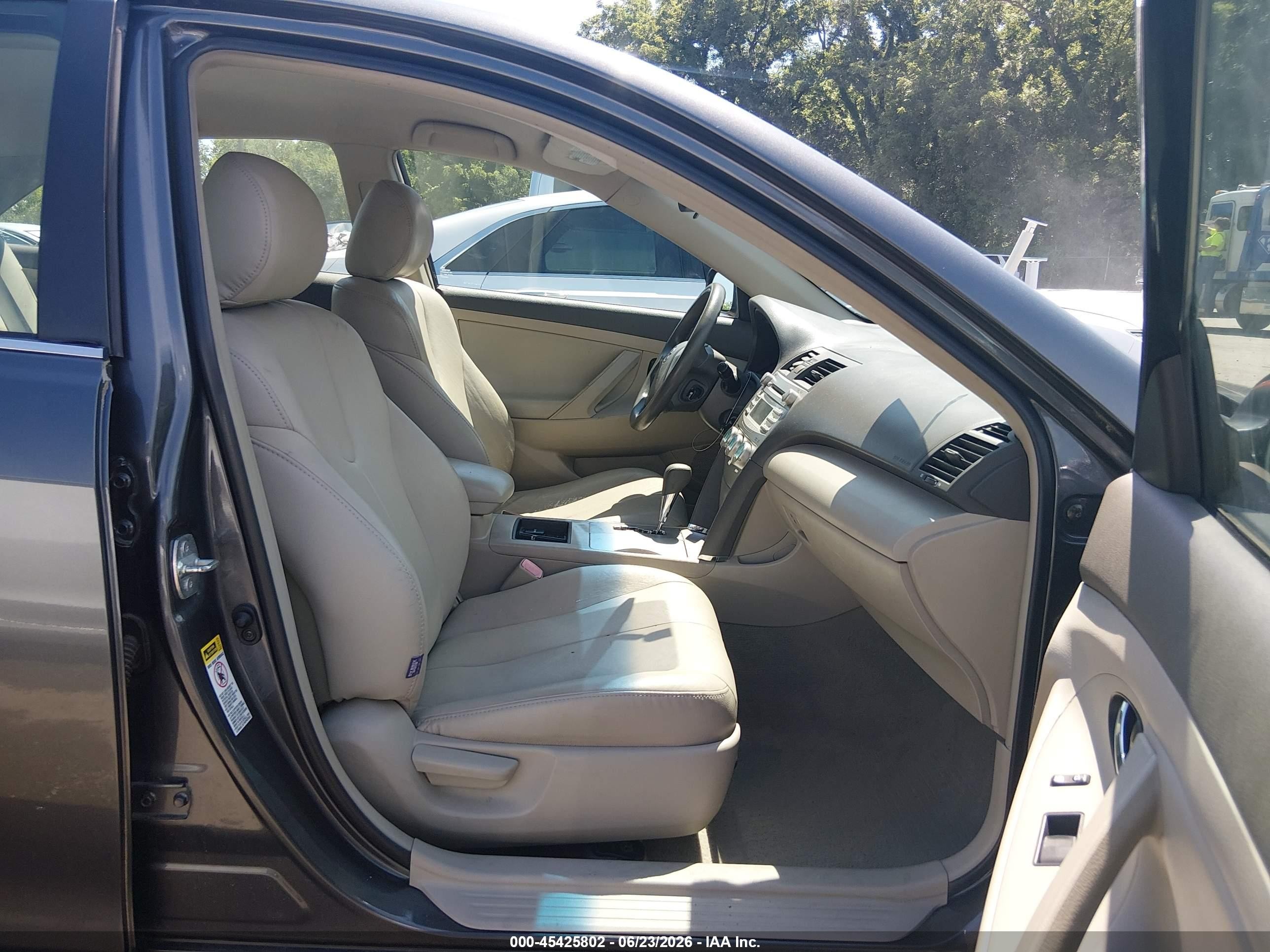 2009 Toyota Camry Le Gray vin: 4T1BE46K29U867265
