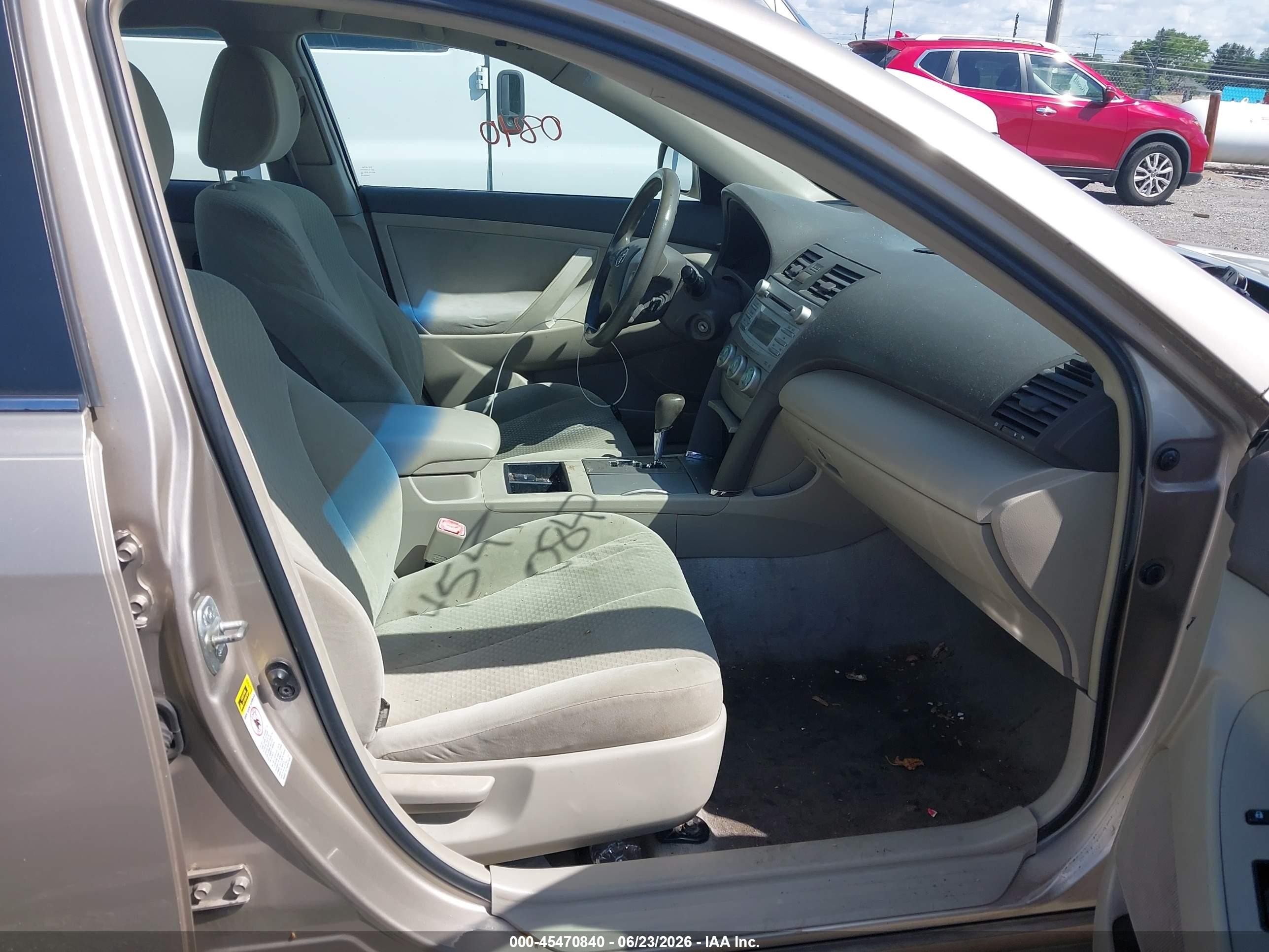2008 Toyota Camry Le Gold vin: 4T1BE46K38U230142