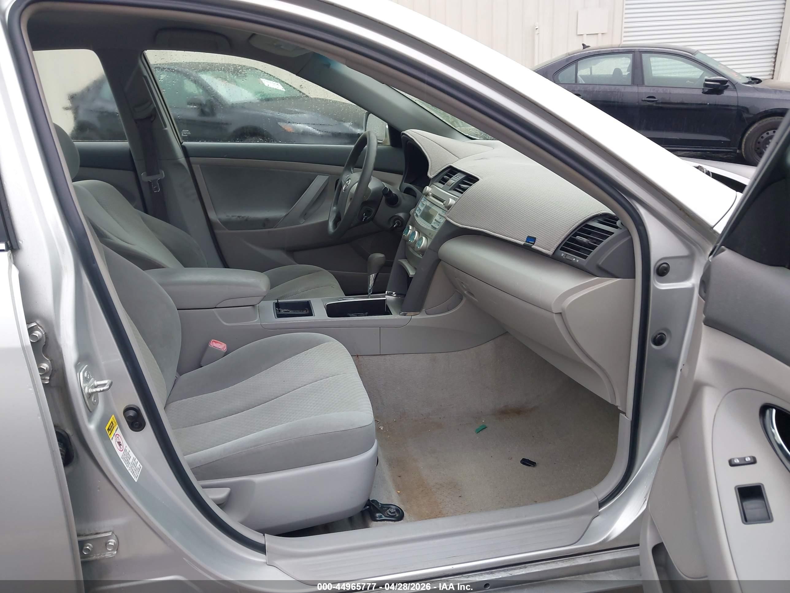 2009 Toyota Camry Le Silver vin: 4T1BE46K39U287295
