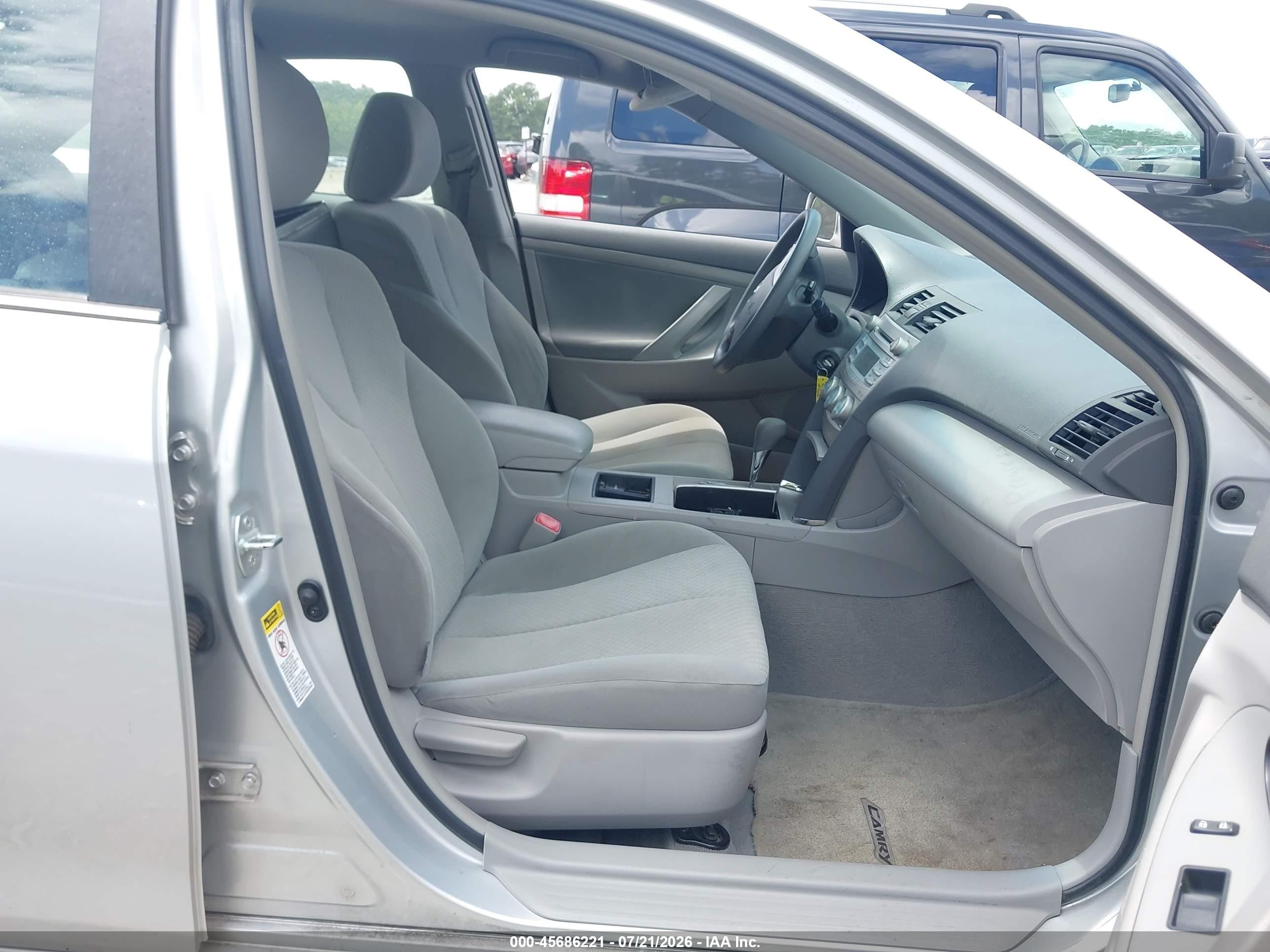2009 Toyota Camry Le Silver vin: 4T1BE46K39U888061