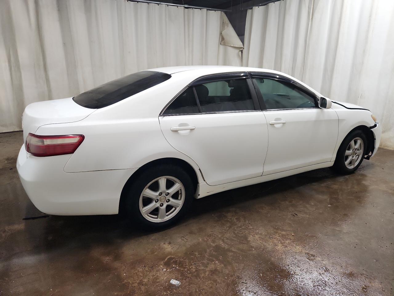 2007 Toyota Camry Ce White vin: 4T1BE46K47U577087 Damage: Right Rocker Panel Molding, Heavy Scratch, > 12 Inches
