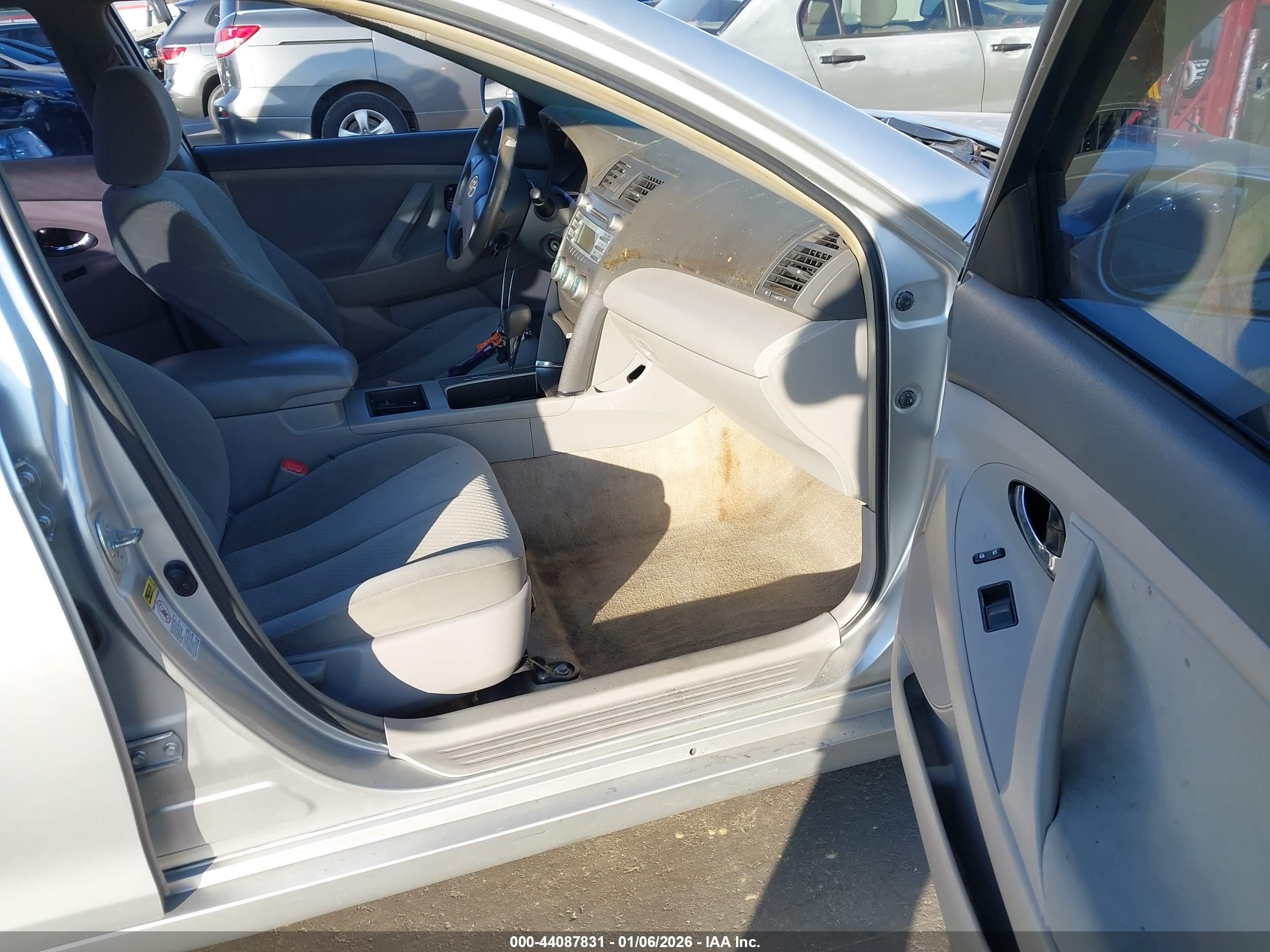 2009 Toyota Camry Le Silver vin: 4T1BE46K49U351943