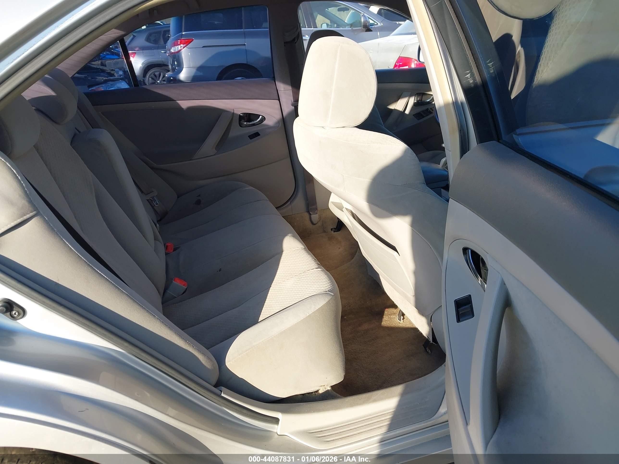 2009 Toyota Camry Le Silver vin: 4T1BE46K49U351943