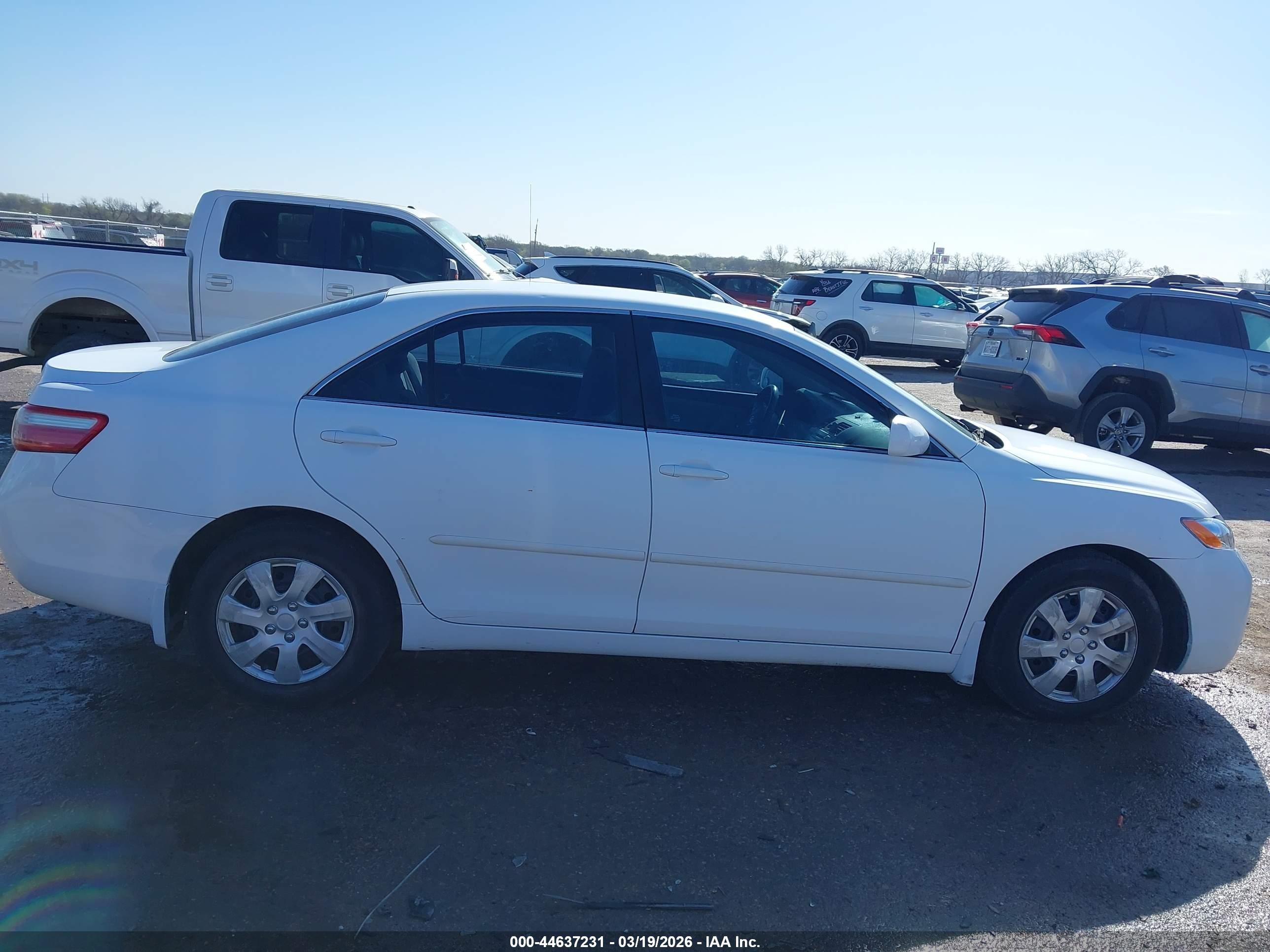 2009 Toyota Camry Le White vin: 4T1BE46K49U912464