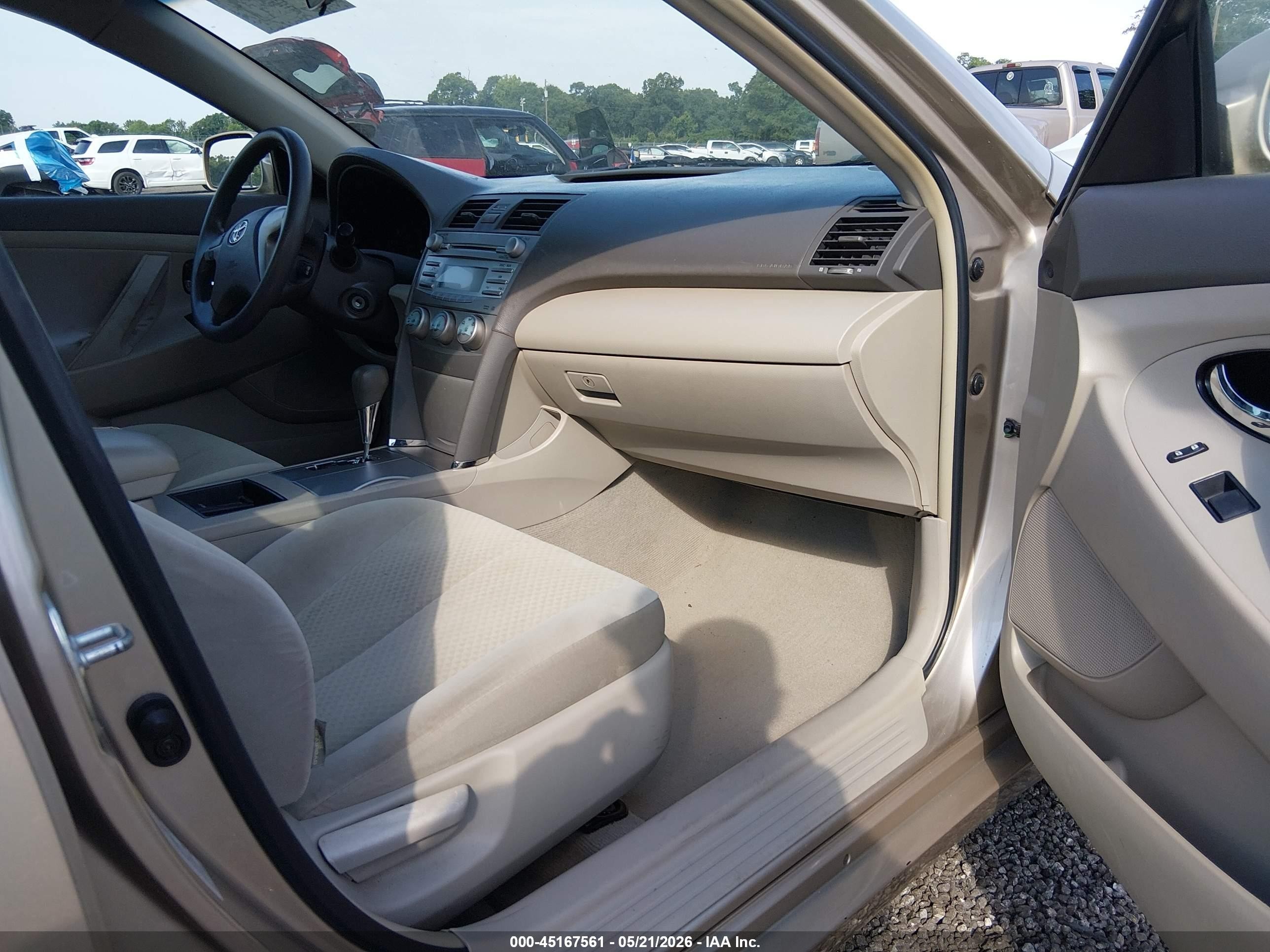 2008 Toyota Camry Le Gold vin: 4T1BE46K58U789868