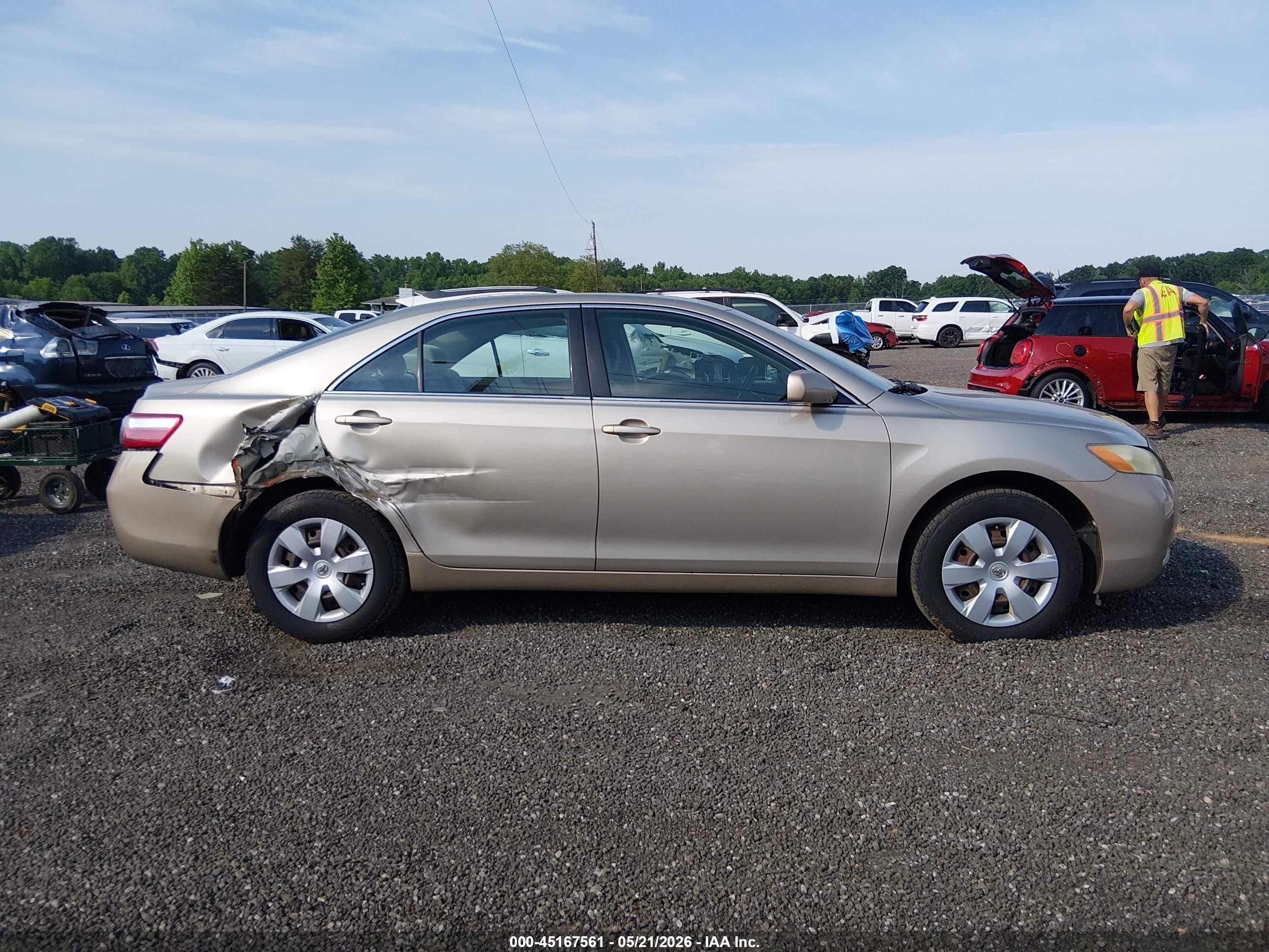 2008 Toyota Camry Le Gold vin: 4T1BE46K58U789868