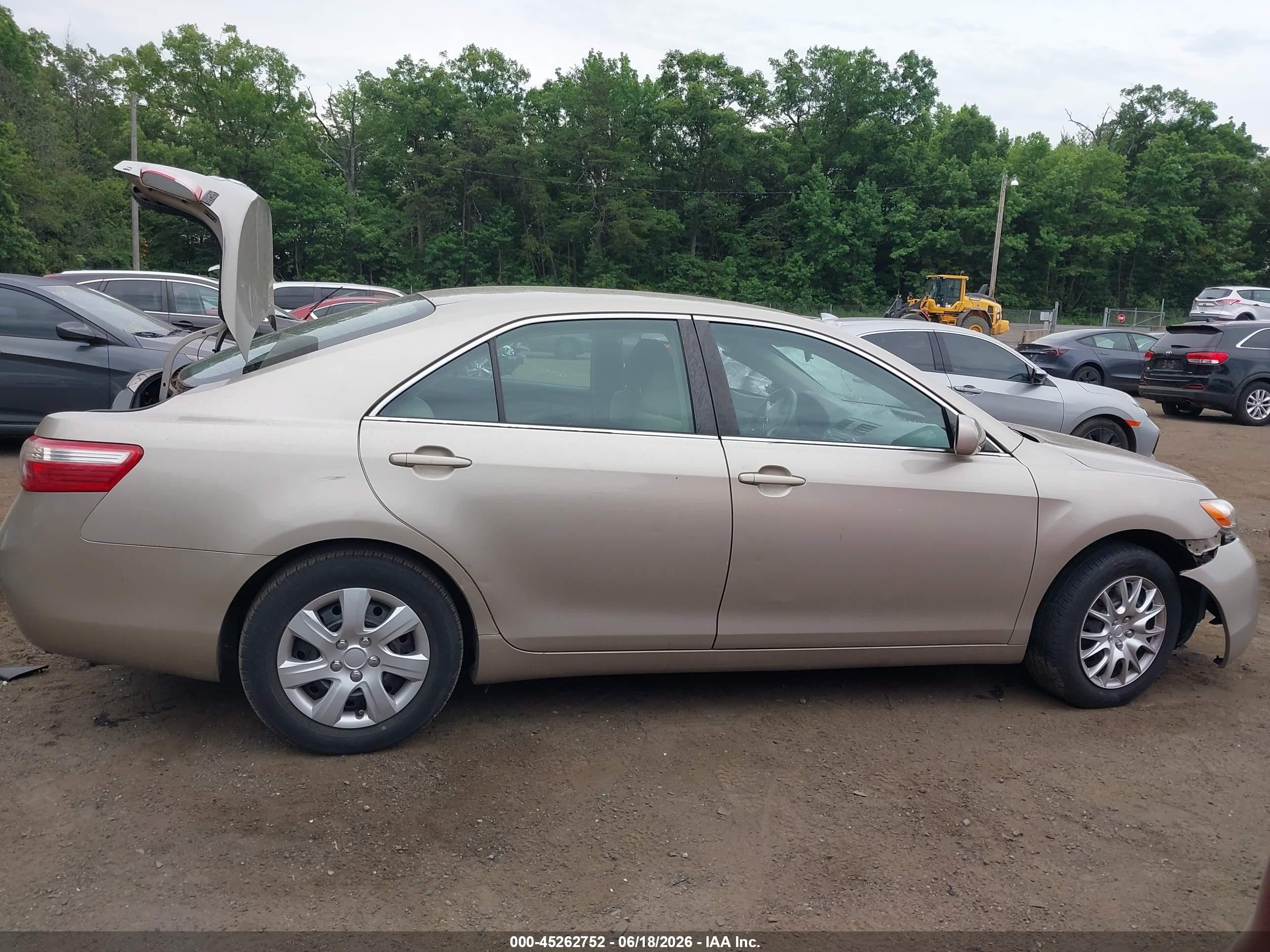 2009 Toyota Camry Le Gold vin: 4T1BE46K59U273320