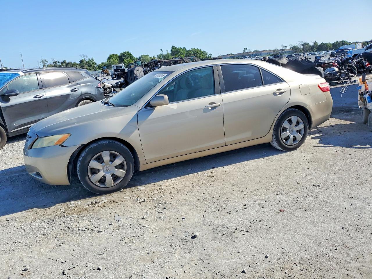2007 Toyota Camry Le Gold vin: 4T1BE46K67U520079