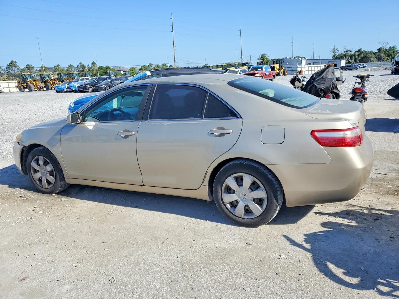 2007 Toyota Camry Le Gold vin: 4T1BE46K67U520079