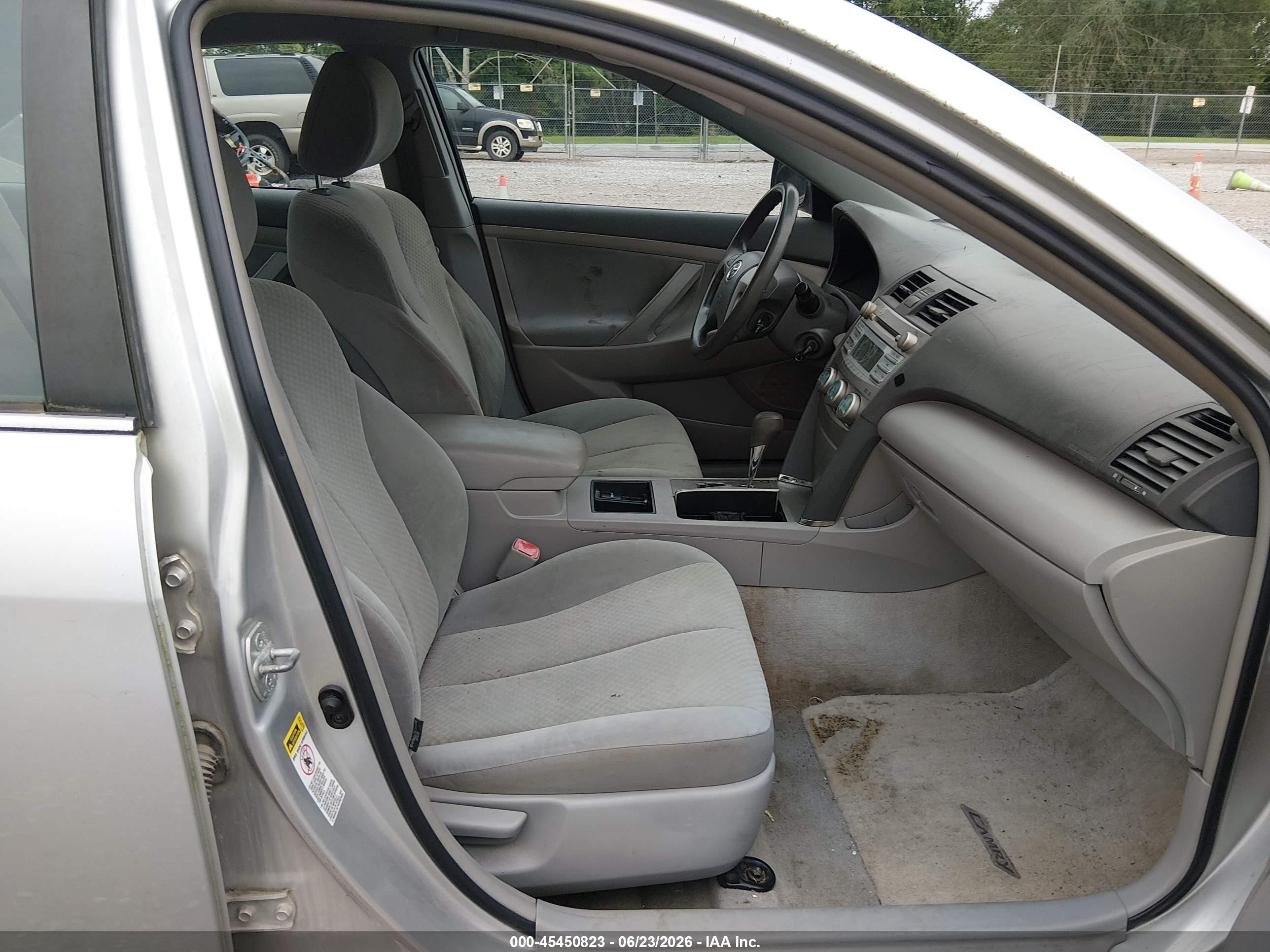 2009 Toyota Camry Le Silver vin: 4T1BE46K69U287985