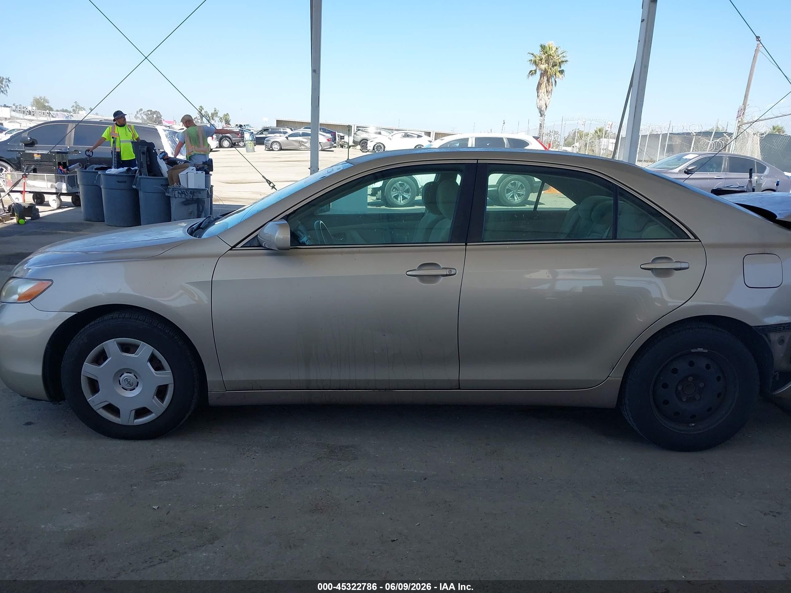 2008 Toyota Camry Le Gold vin: 4T1BE46K78U207060