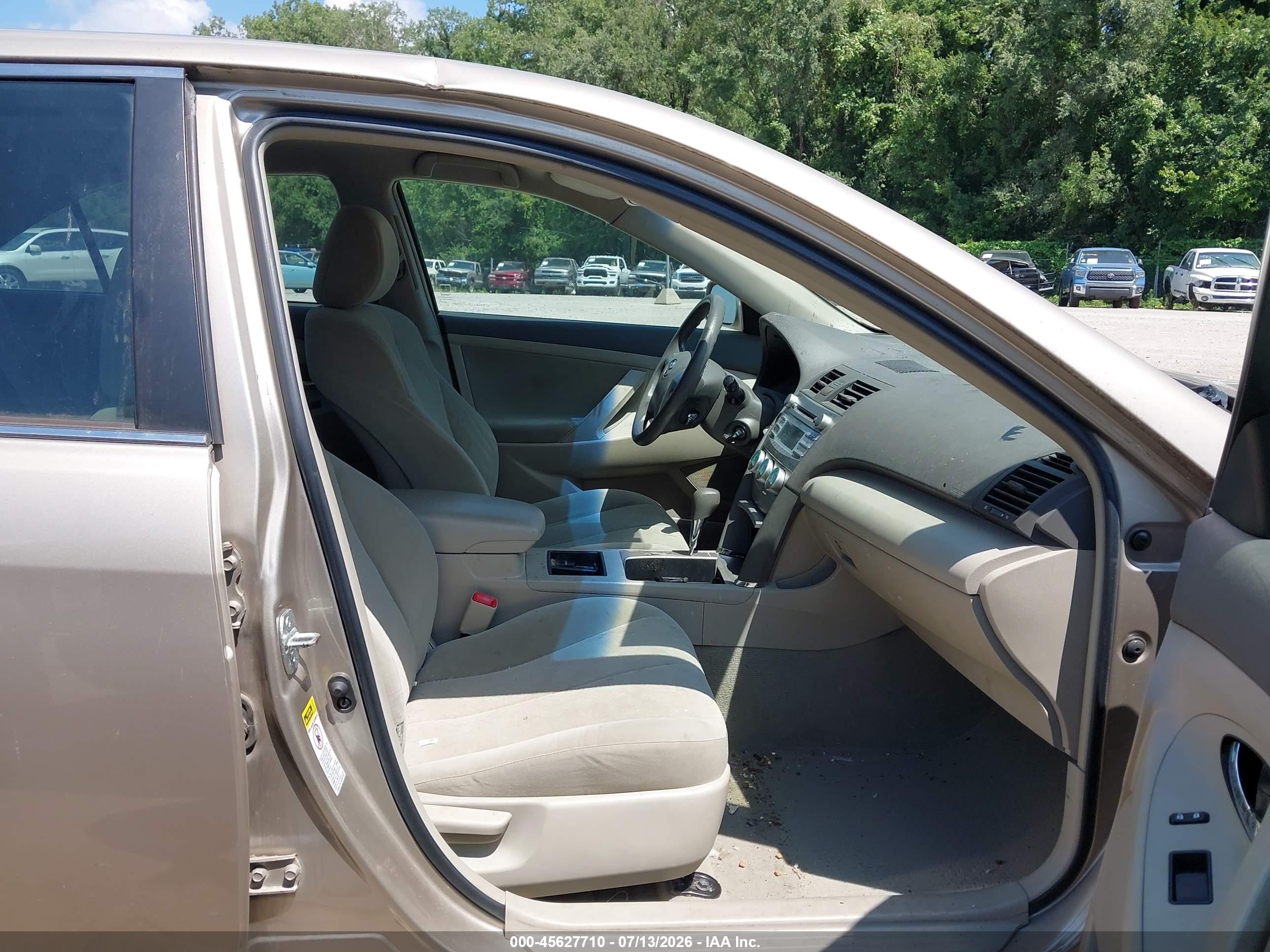 2009 Toyota Camry Le Gold vin: 4T1BE46K79U856441