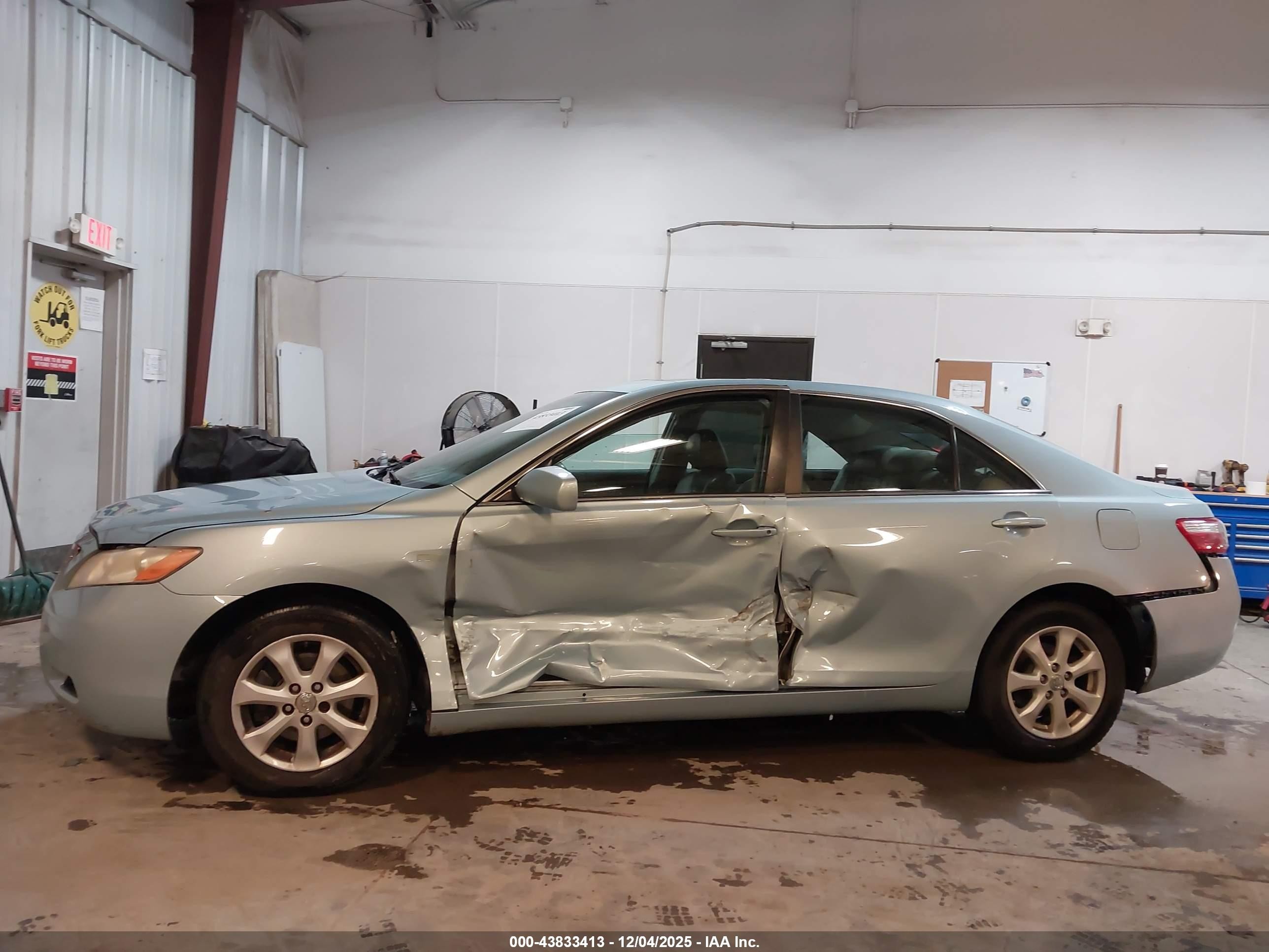 2009 Toyota Camry Le Blue vin: 4T1BE46K79U858836